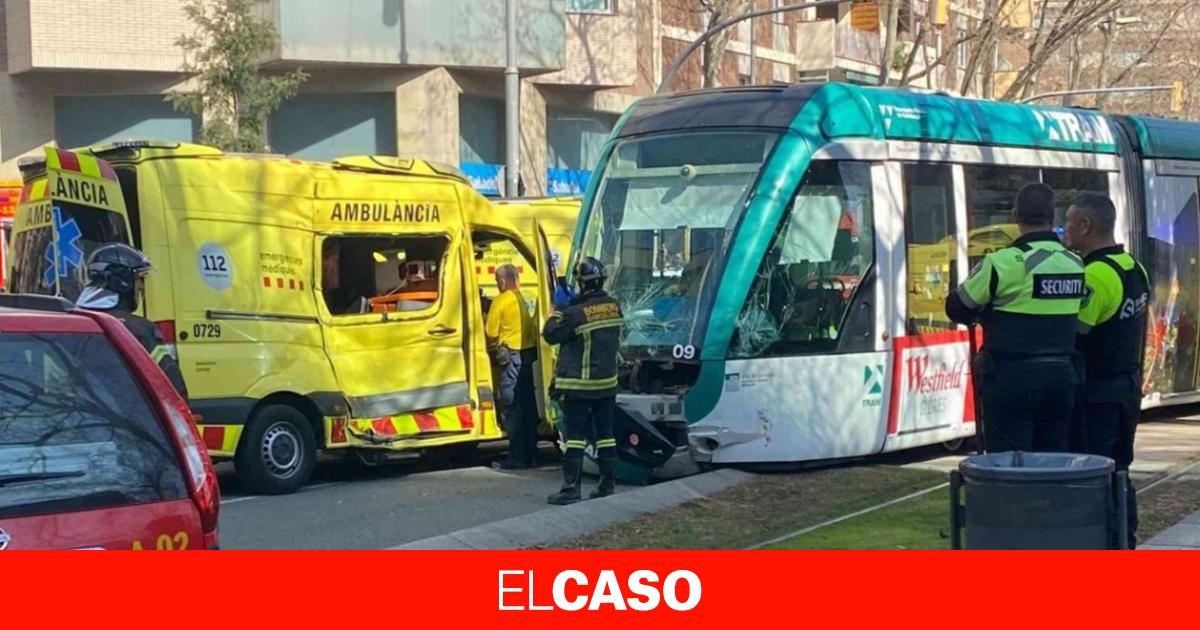 Un tranvía embiste una ambulancia en la avenida Diagonal de Barcelona