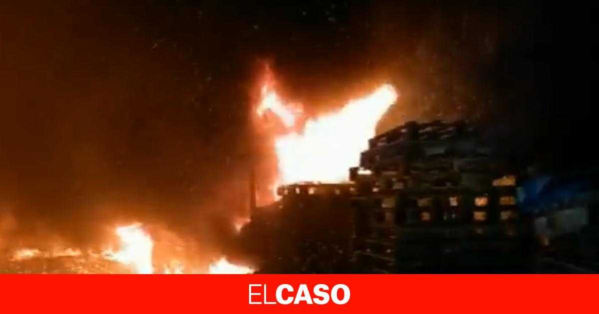 Un Incendi A Montcada I Reixac Obliga A Evacuar Una Trentena De