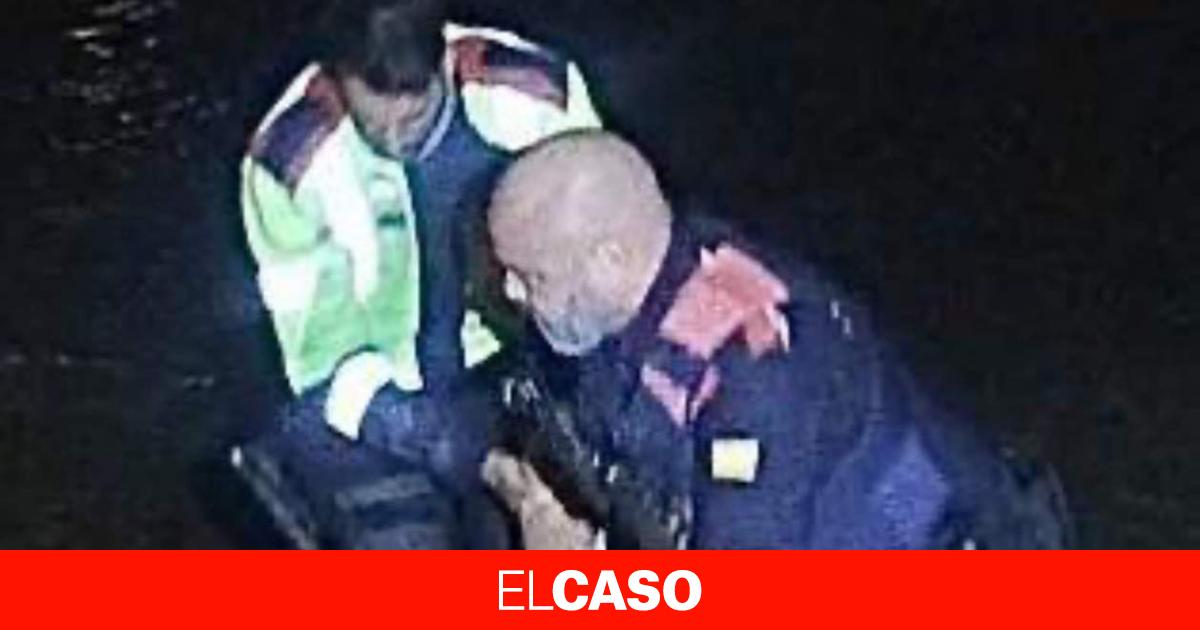 Dos Agents De Guilles Dels Mossos Salven La Vida A Una Noia Que S