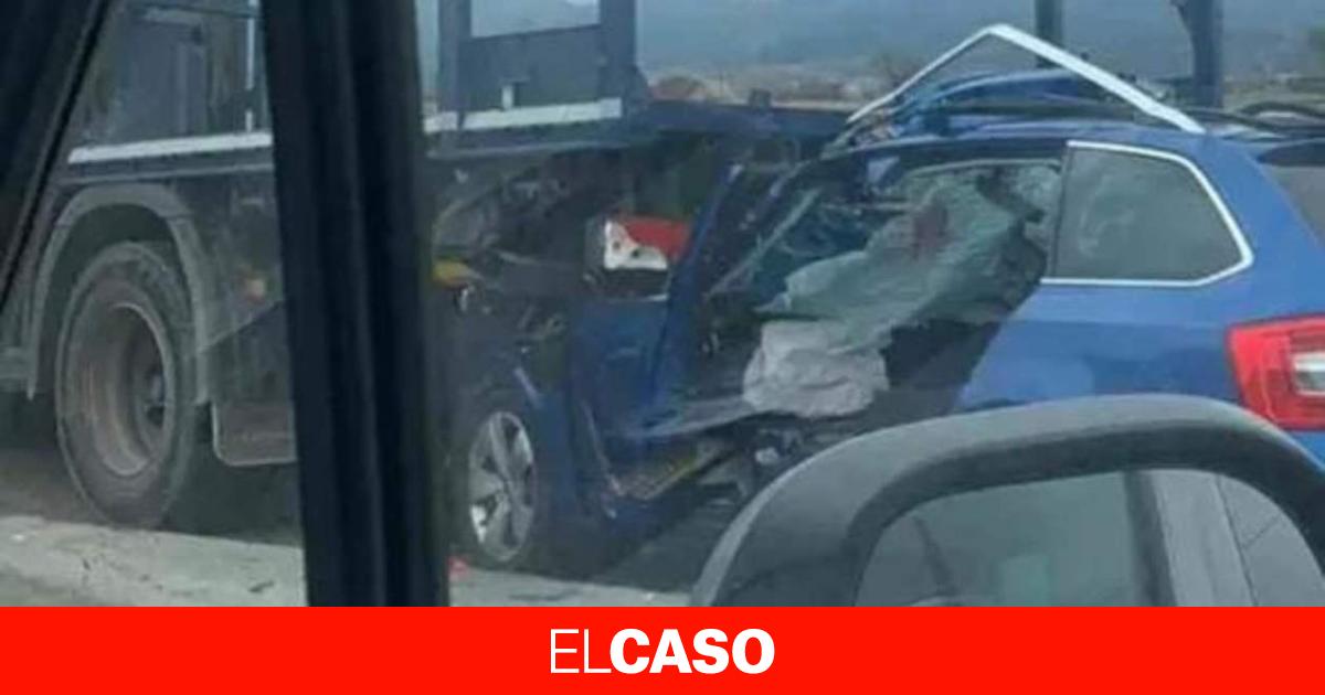 Muere el conductor de un coche después de salir de la carretera y