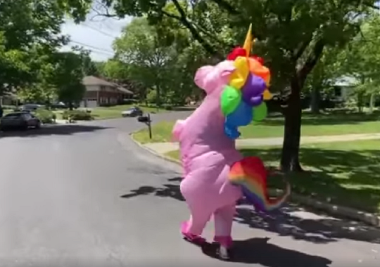 VÍDEO: Una abuela se disfraza de unicornio para poder abrazar a ... VÍDEO: Una abuela se disfraza de unicornio para poder abrazar a ...