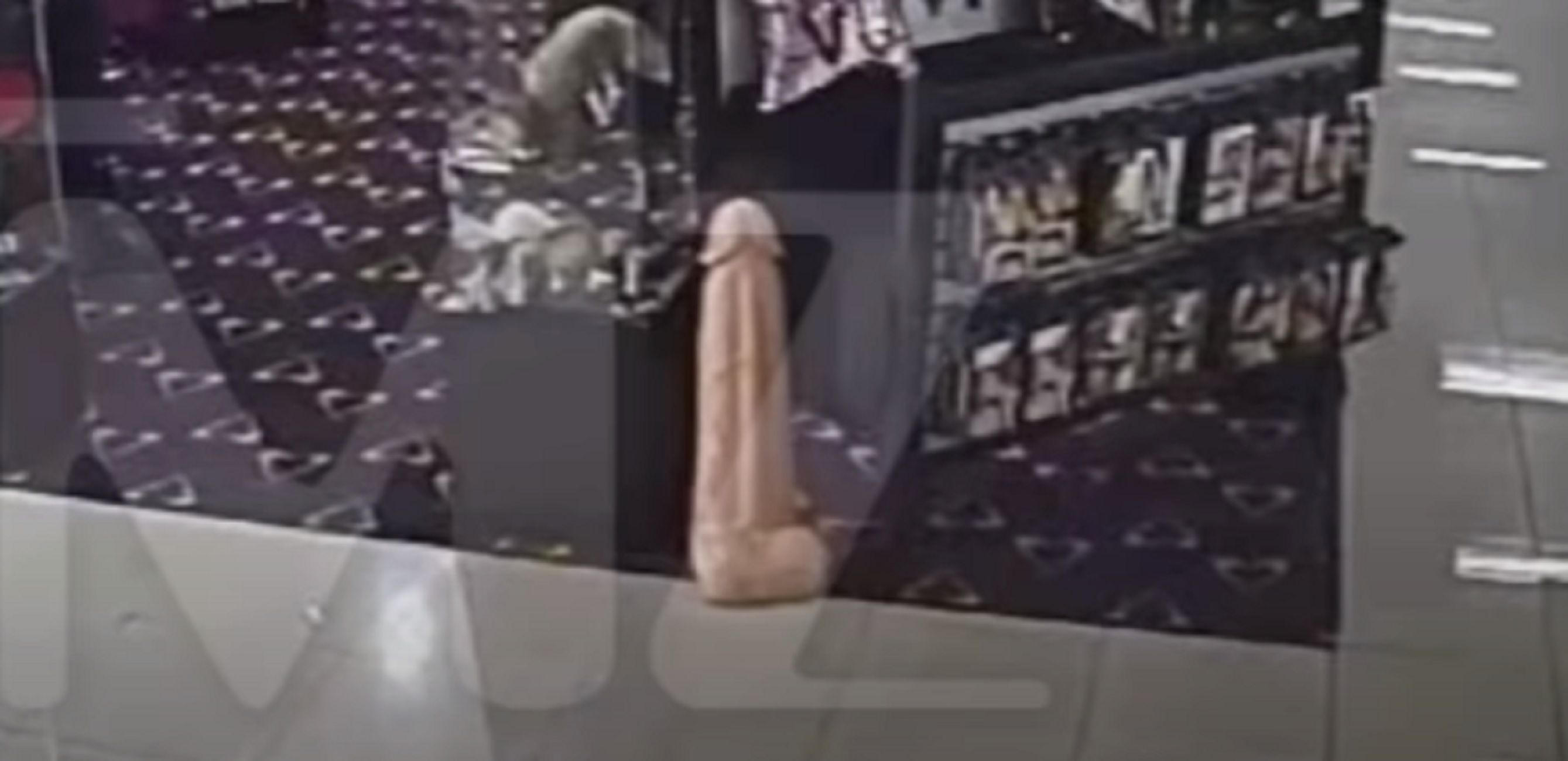 Pene gigante sex shop Déjà Vu Lov / YouTube TMZ Pene gigante sex shop Déjà Vu Lov / YouTube TMZ