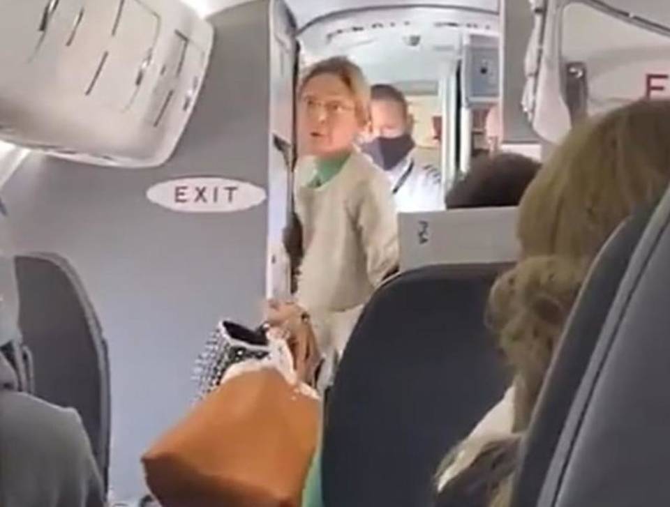 Mujer expulsada avión / Twitter