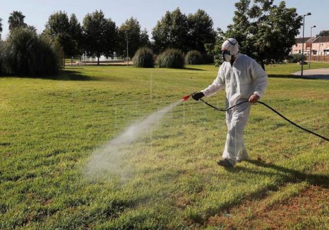 Fumigan jardines para detener el virus del Nilo EFE José Manuel Vidal Fumigan jardines para detener el virus del Nilo EFE José Manuel Vidal