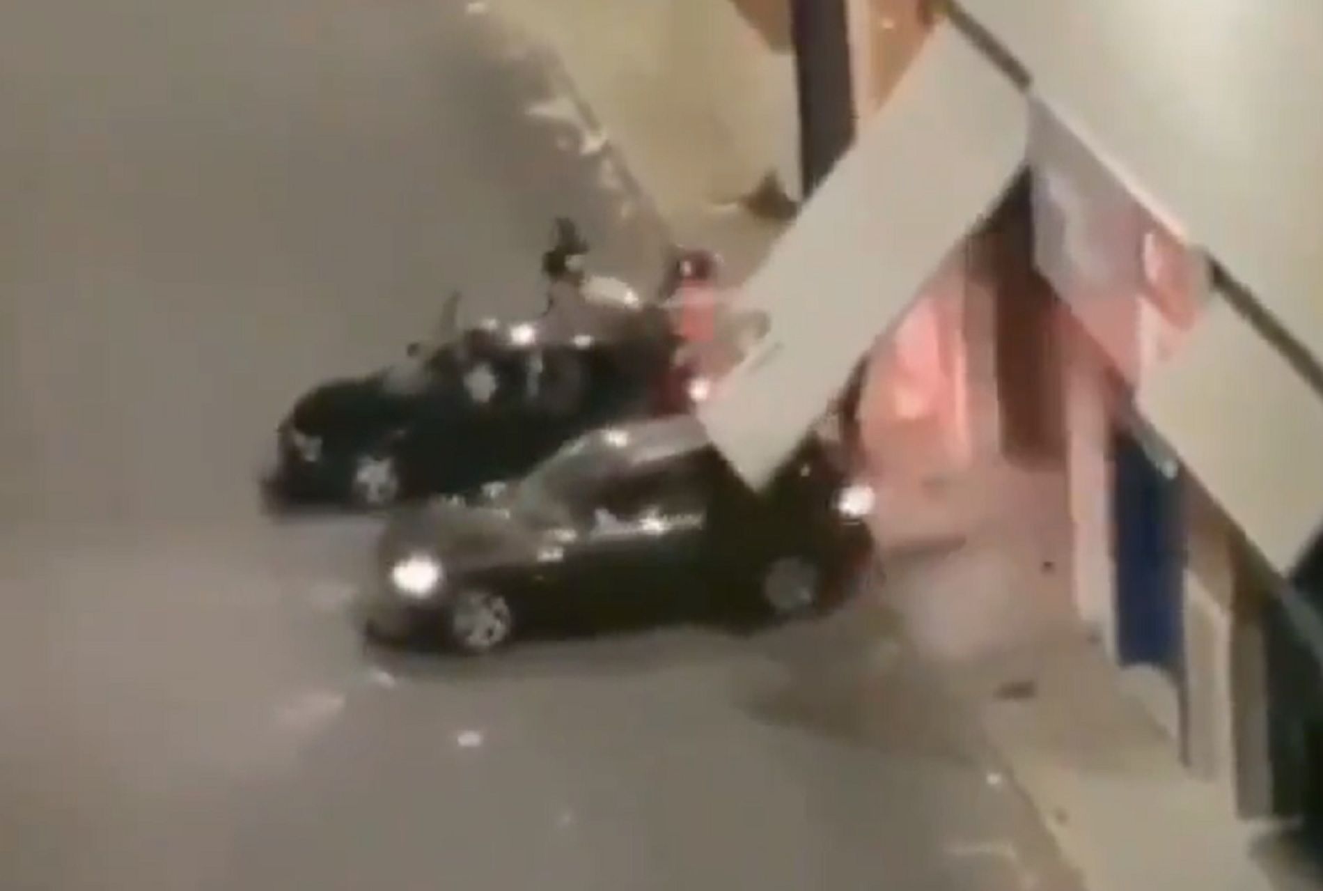 VÍDEO: Revientan un garaje en Badalona empotrando un coche a toda velocidad Sense-titol