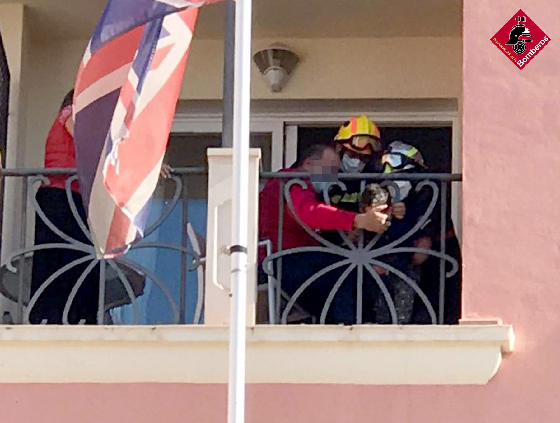 Niño atrapado barandilla hotel Alicante / Consorcio Bomberos de Alicante Niño atrapado barandilla hotel Alicante / Consorcio Bomberos de Alicante