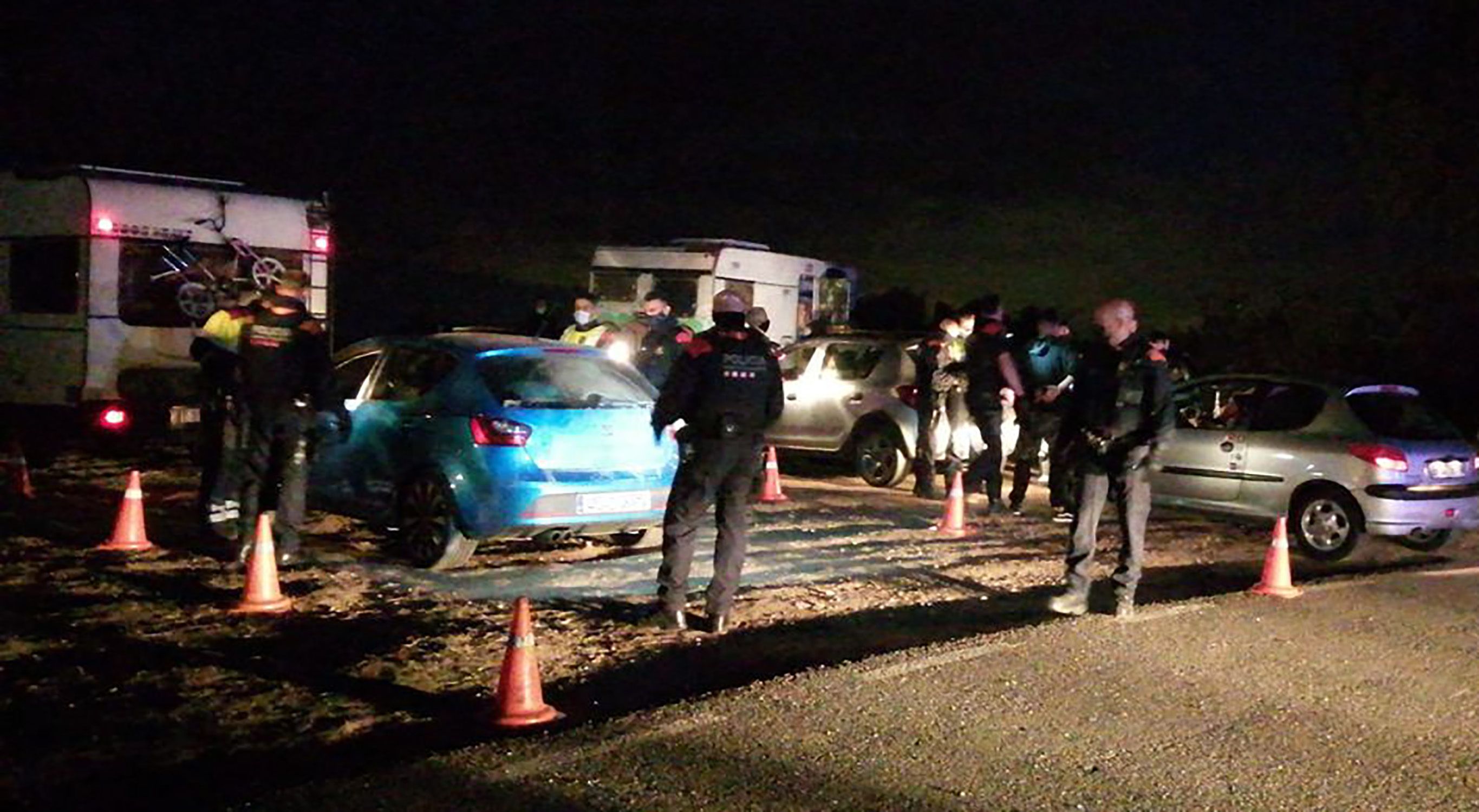 Agentes del ARRO de los Mossos en uno de los controles de entrada y salida de la fiesta / CME Agentes del ARRO de los Mossos en uno de los controles de entrada y salida de la fiesta / CME