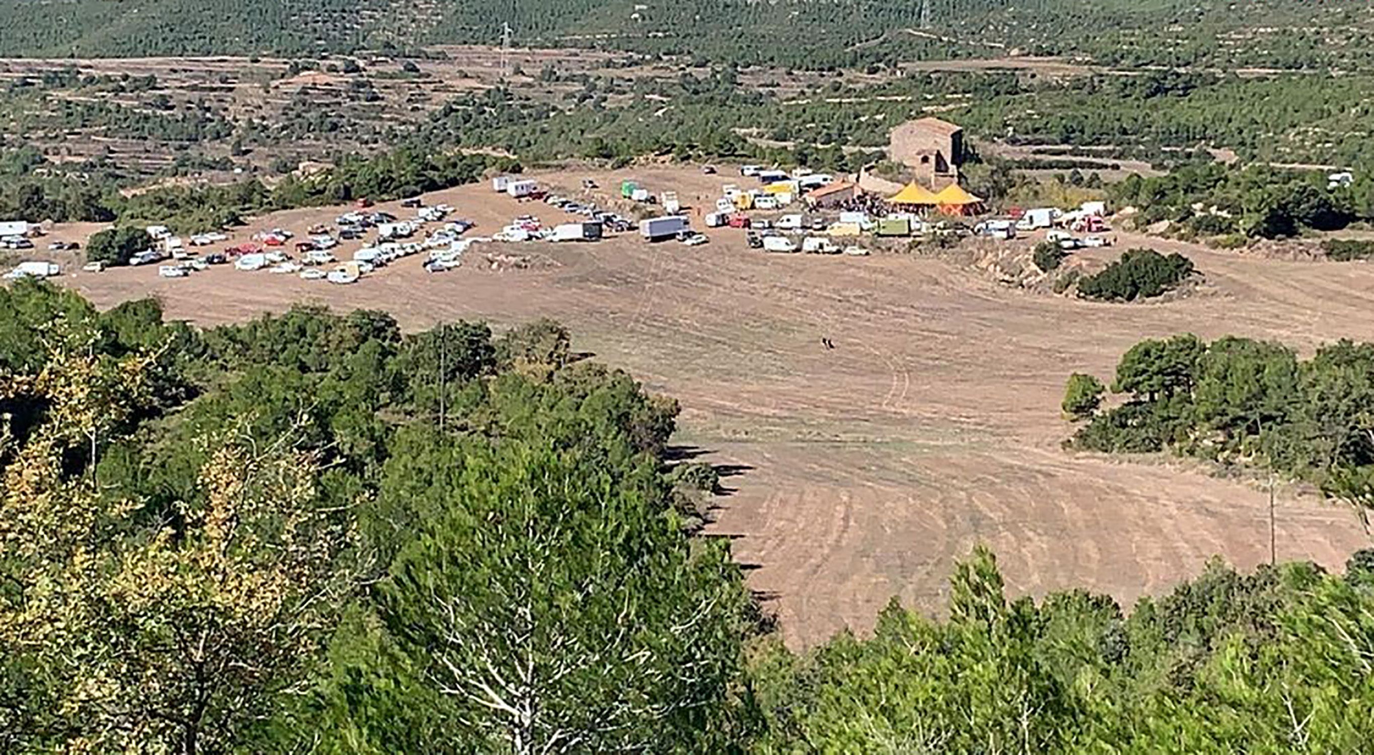 Imatge de la concentració de cotxes a la festa rave a l'Anoia. Imatge de la concentració de cotxes a la festa rave a l'Anoia.