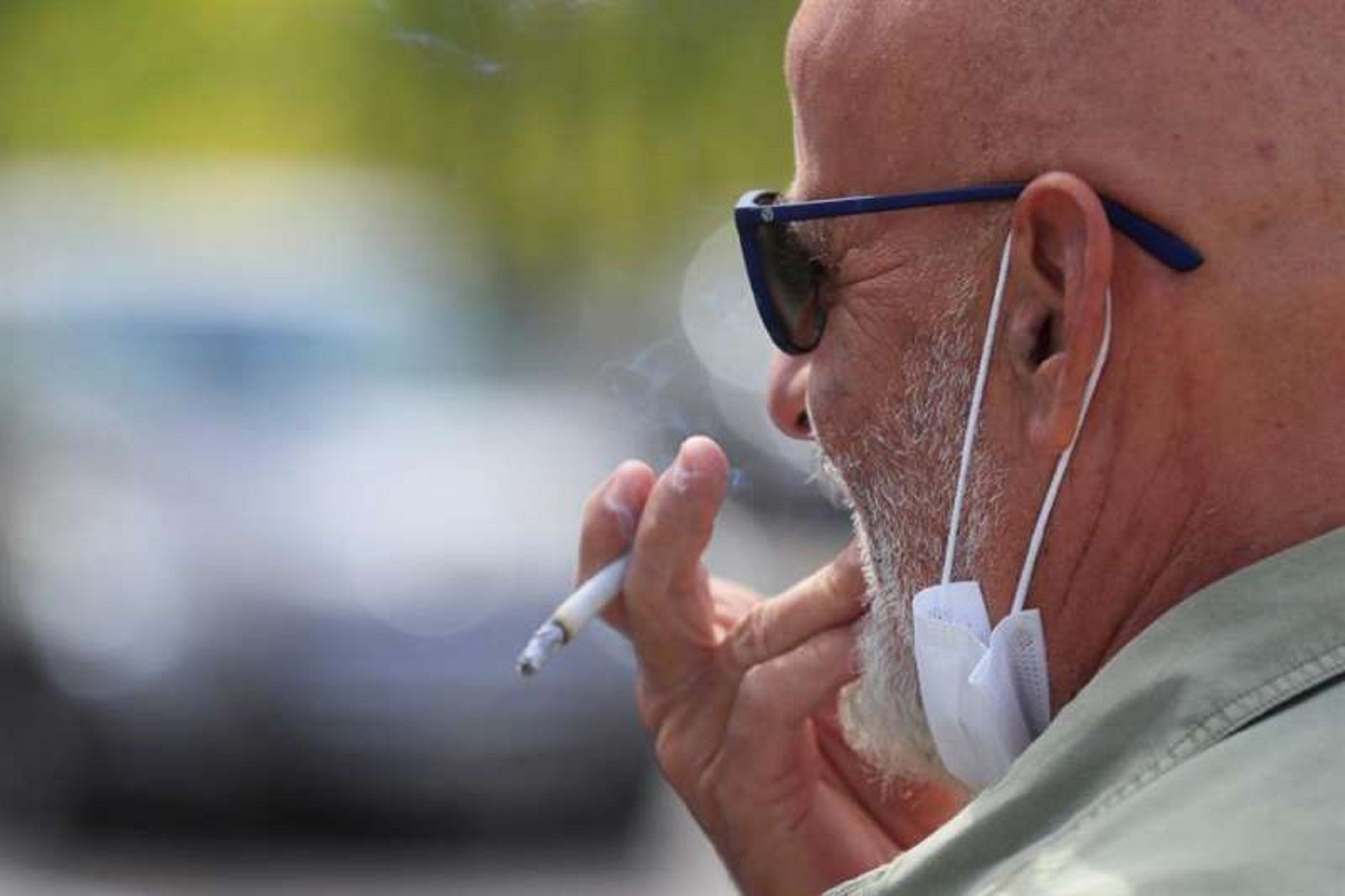 Hombre fuma calle mascarilla EFE Hombre fuma calle mascarilla EFE