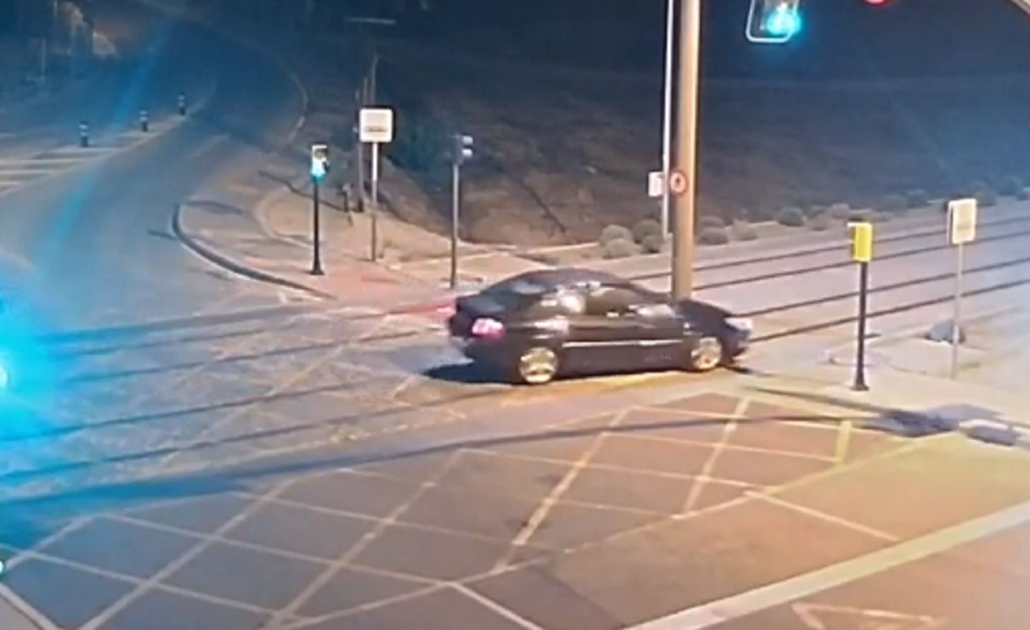 Coche sobre las vías del Metro de Málaga / YouTube Policía Local de Málaga Coche sobre las vías del Metro de Málaga / YouTube Policía Local de Málaga