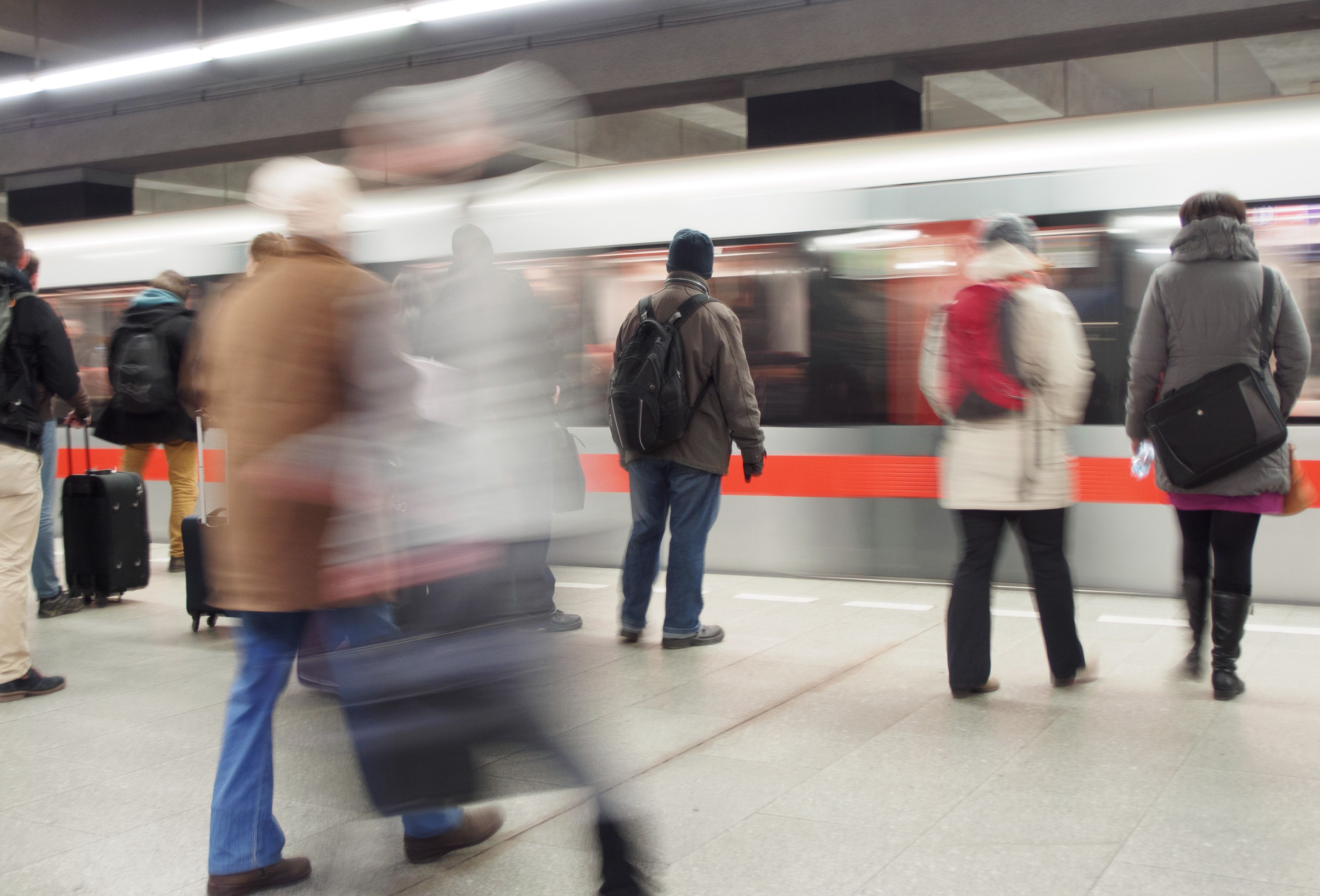 Un hombre empuja a una mujer a las vias del metro / Twitter Un hombre empuja a una mujer a las vias del metro / Twitter