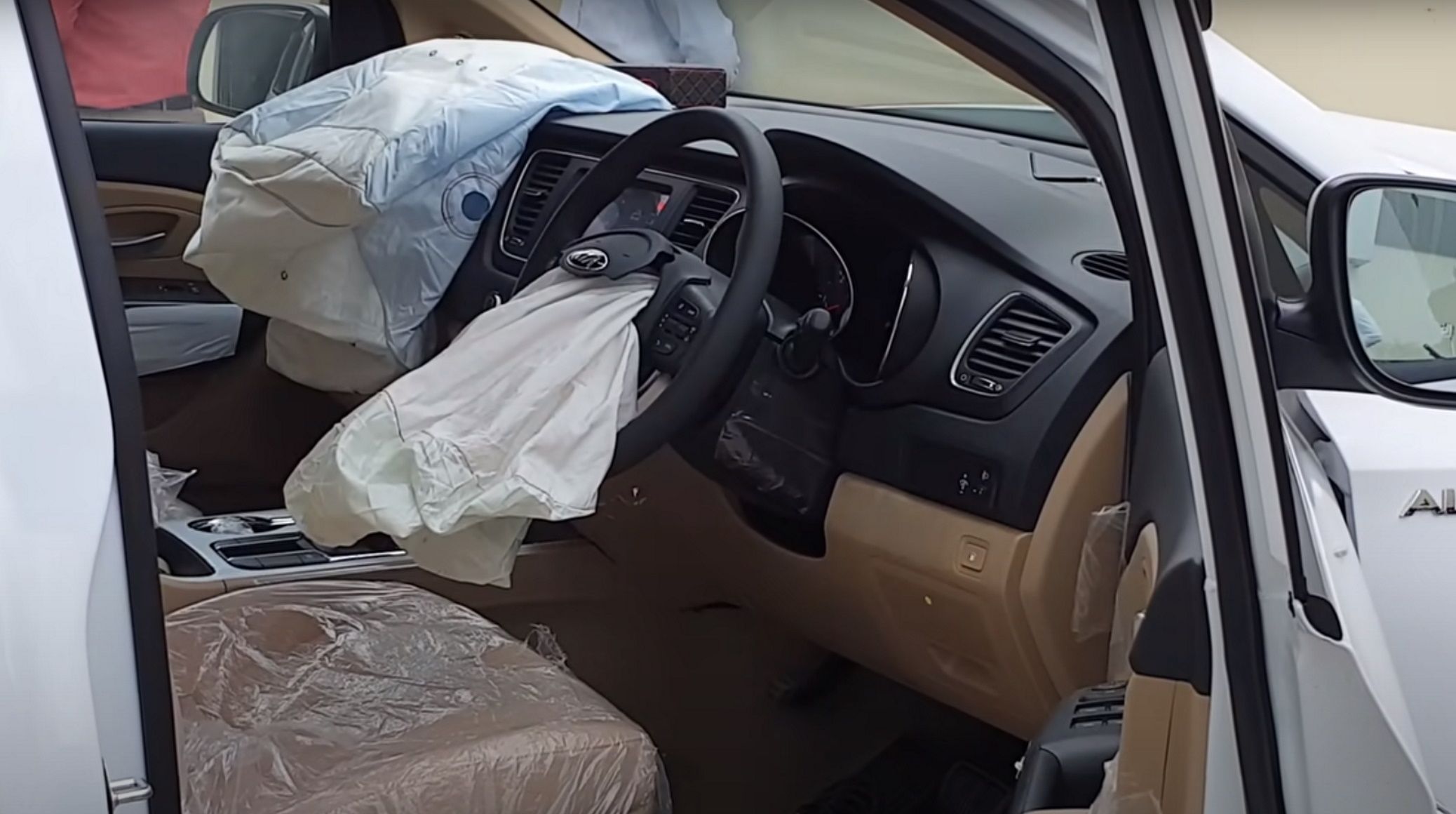 Un hombre compró uno coche y lo estampó en la pared del concesionario / BMC Un hombre compró uno coche y lo estampó en la pared del concesionario / BMC