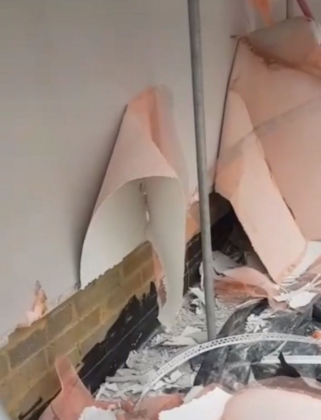 Un obrero destroza uno casa miedo no cobrar / RRSS Un obrero destroza uno casa miedo no cobrar / RRSS