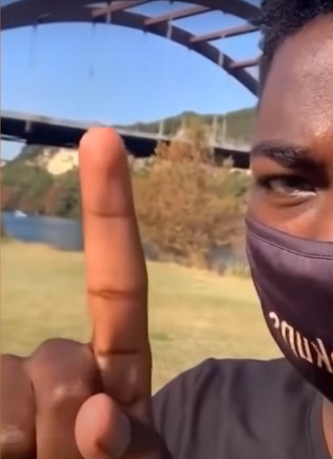 Un influencer se tira de un puente de 30 metros para ganar seguidores / TMZLive Un influencer se tira de un puente de 30 metros para ganar seguidores / TMZLive