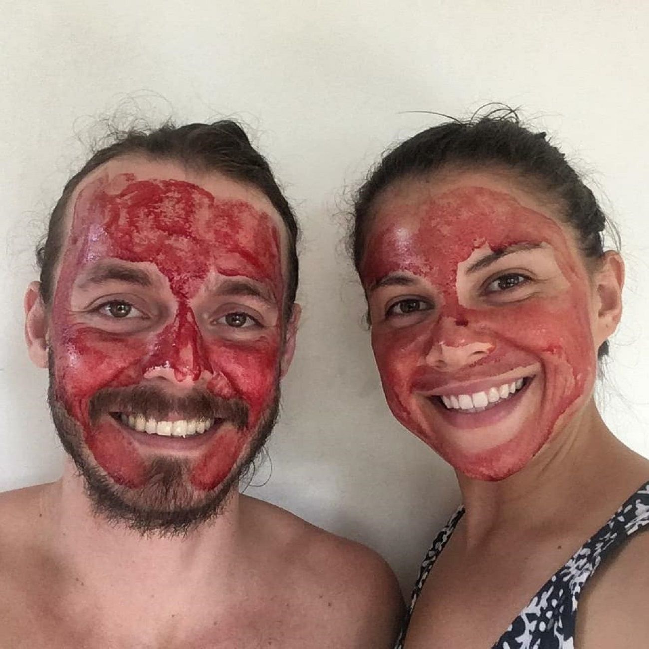 Una pareja experimenta con mascarillas de sangre menstrual / Facebook Terapia Menstrual Una pareja experimenta con mascarillas de sangre menstrual / Facebook Terapia Menstrual