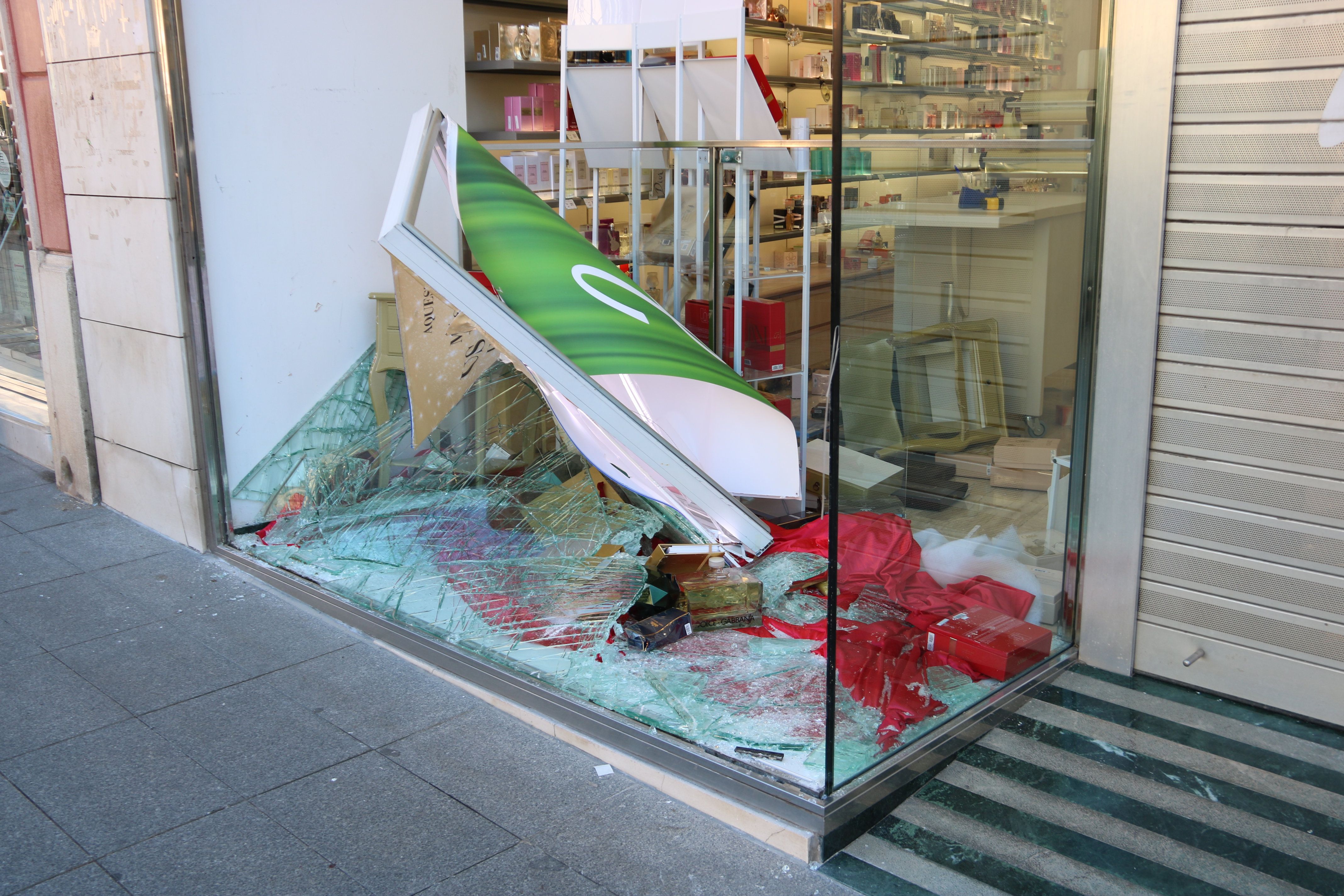 Estampan un coche en una tienda en el centro de Sabadell / ACN Estampan un coche en una tienda en el centro de Sabadell / ACN