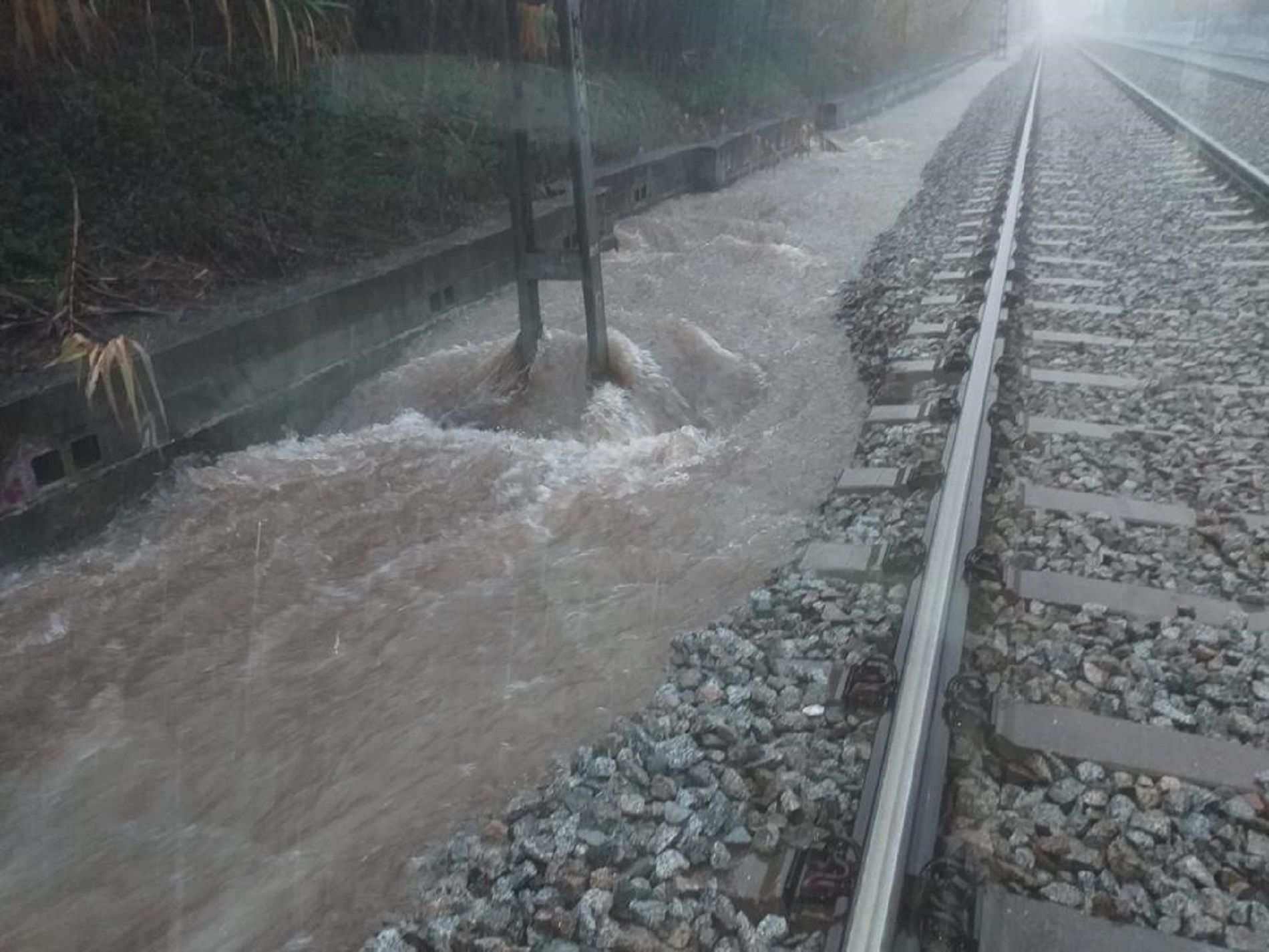 Via inundada / Renfe Rodalies Via inundada / Renfe Rodalies