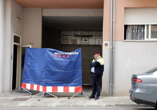 Entrada al pis on ha tingut lloc el crim d'Olot Entrada al pis on ha tingut lloc el crim d'Olot