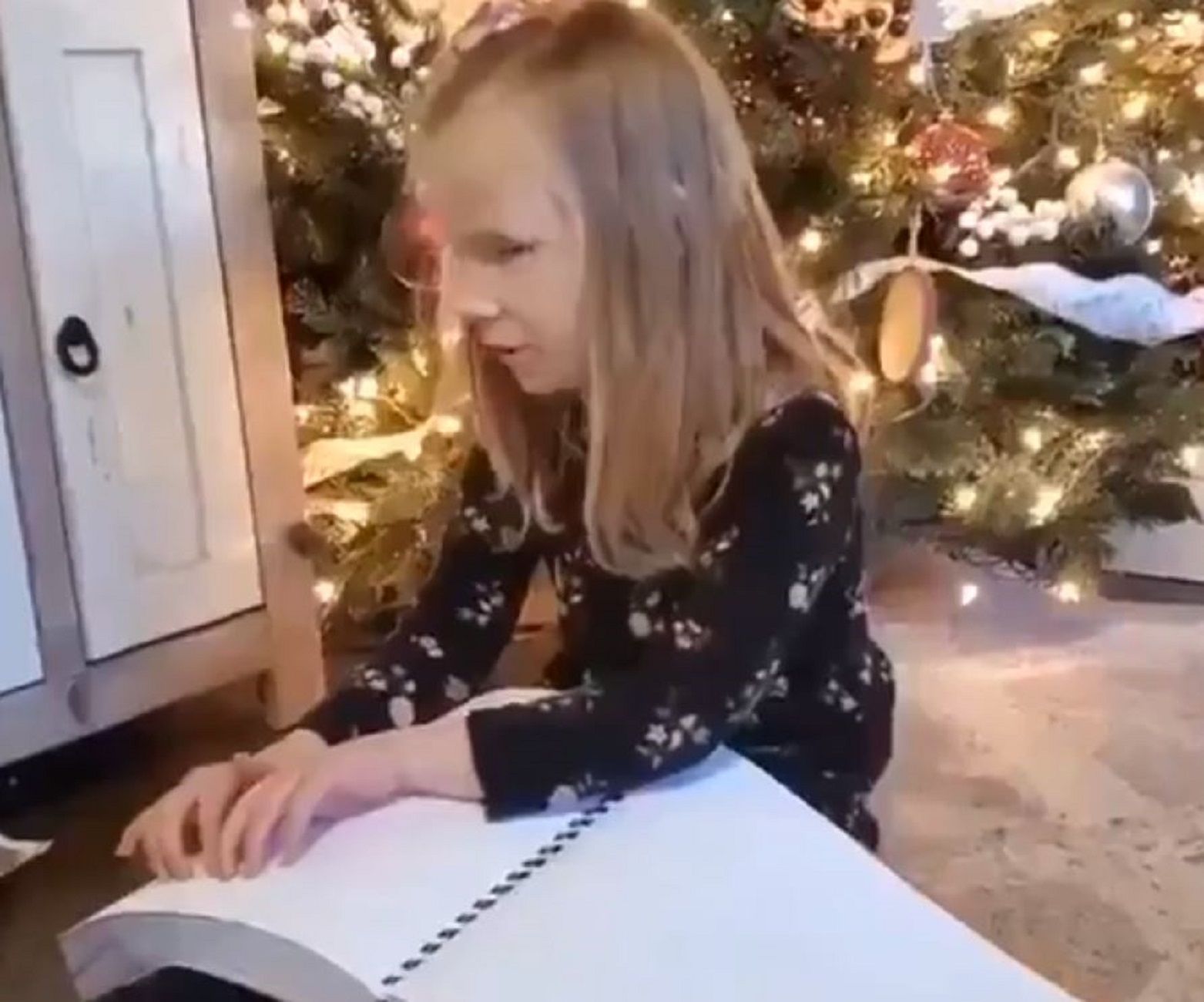 Emocionante regalo niña ciega / Twitter libro Emocionante regalo niña ciega / Twitter libro