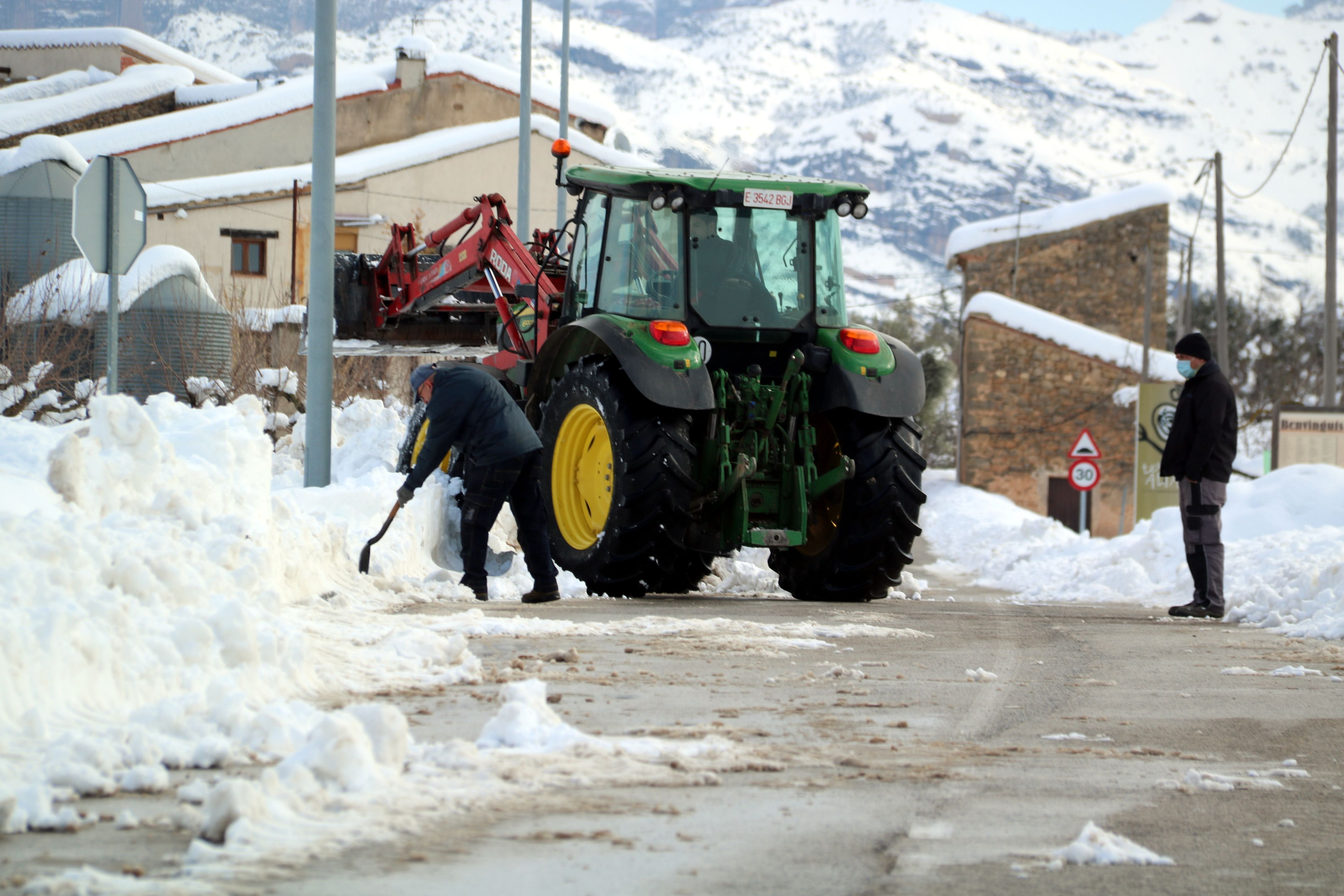 Vecinos de Arnes retirando nieve para poder restablecer el suministro eléctrico / Anna Ferràs ACN Vecinos de Arnes retirando nieve para poder restablecer el suministro eléctrico / Anna Ferràs ACN