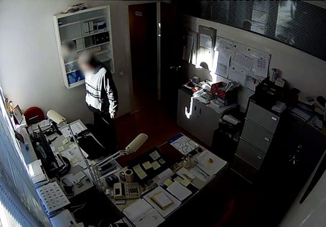 VÍDEO: Se hace pasar por enfermo para robar en clínicas de Barcelona