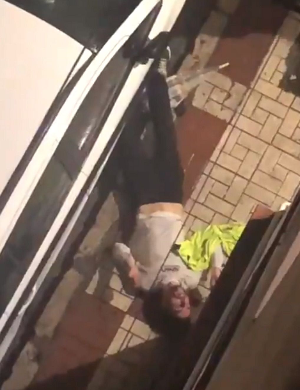 Paliza a maltratador Málaga / @ElAguijon