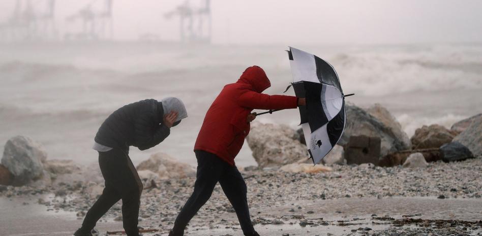 Alerta pel fort vent durant la nova borrasca / EFE Alerta pel fort vent durant la nova borrasca / EFE