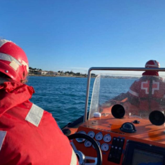 Troben la taula del windsurfista desaparegut a Cambrils mar endins