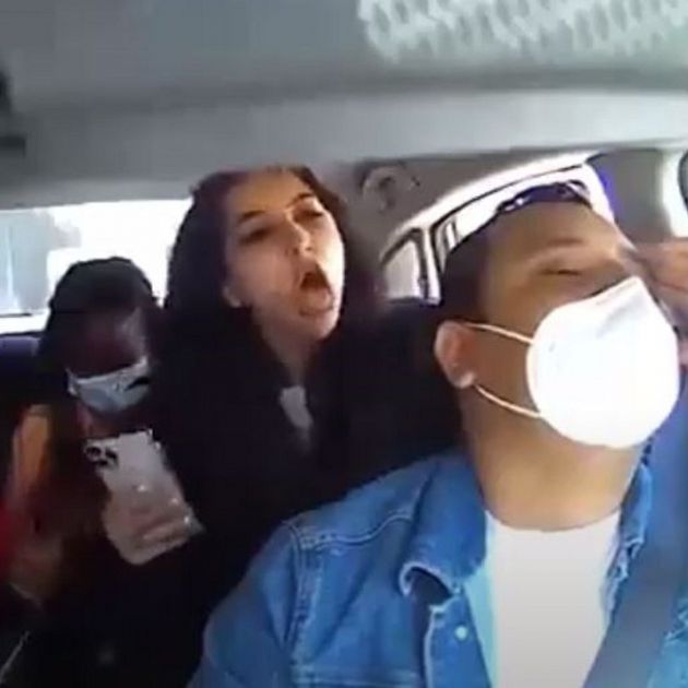Nova baralla per la mascareta: tres noies ataquen un conductor d'Uber
