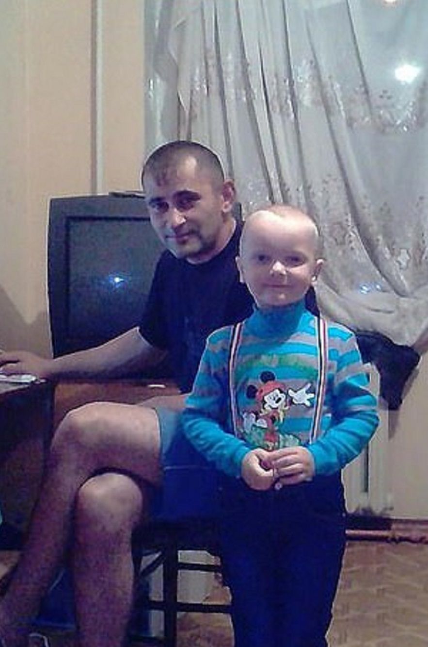 Andrey amb el seu padrastre, Pavel / Daily Mail