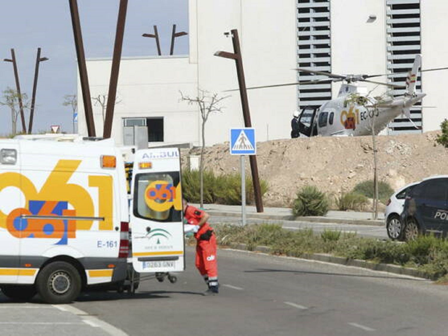 Ambulància i helicòpter d'evacuació / EFE Ambulància i helicòpter d'evacuació / EFE