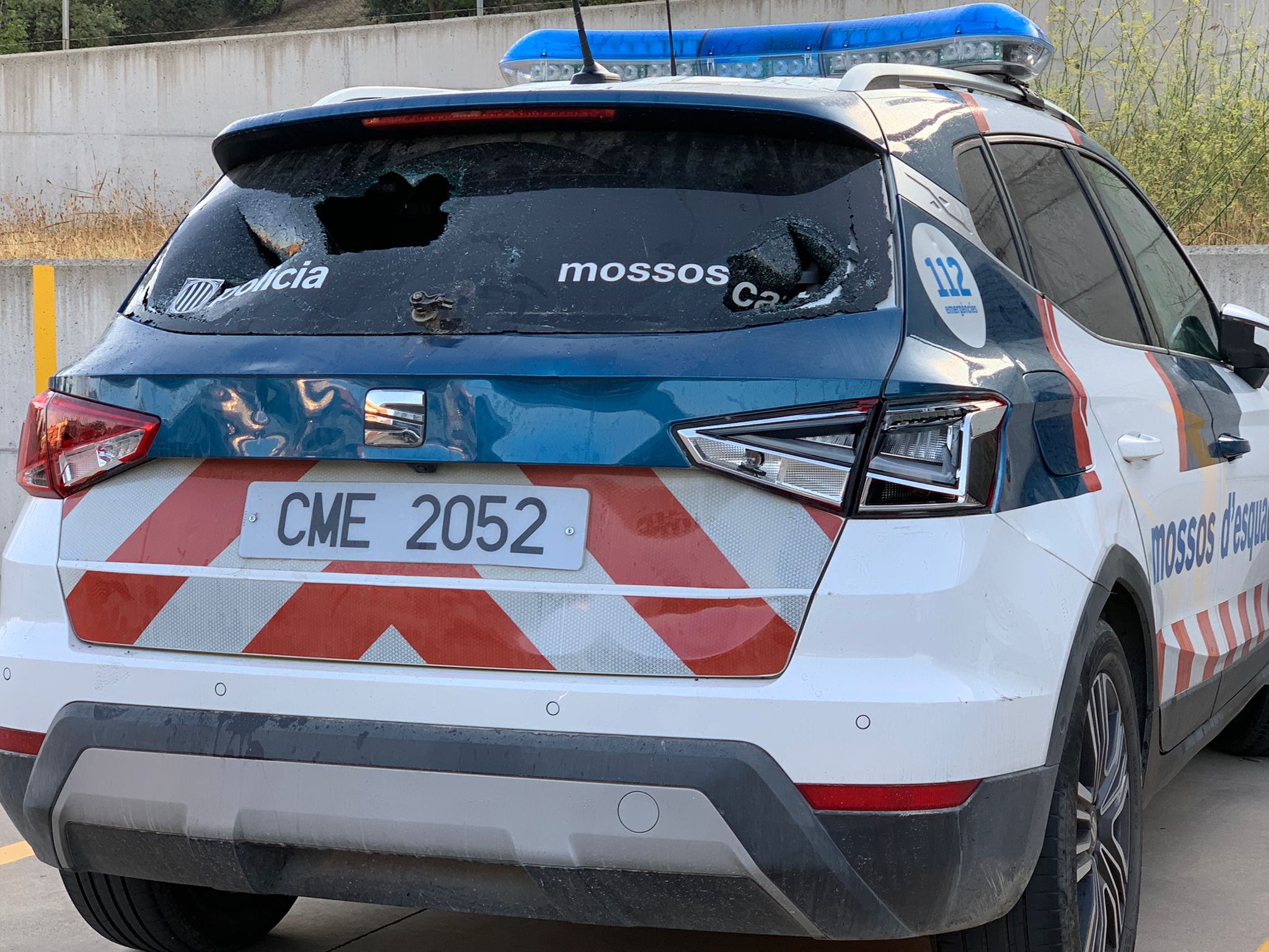 Així va quedar el cotxe de Mossos / Cedida Així va quedar el cotxe de Mossos / Cedida