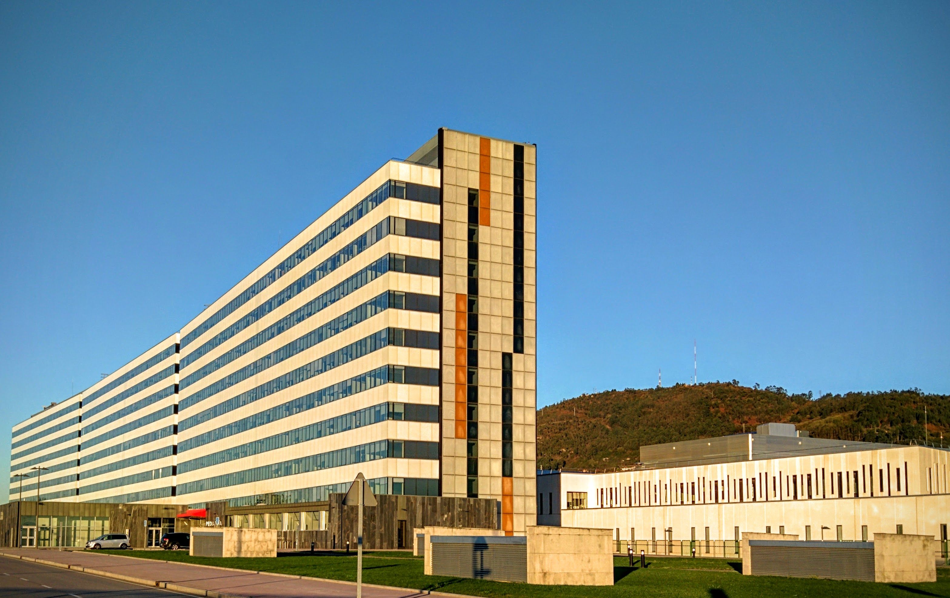 Hospital Universitario Central de Asturias, HUCA / Wikimedia