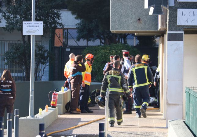 Efectius d'emergència del SEM i dels Bombers de Barcelona, a l'incendi. Efectius d'emergència del SEM i dels Bombers de Barcelona, a l'incendi.