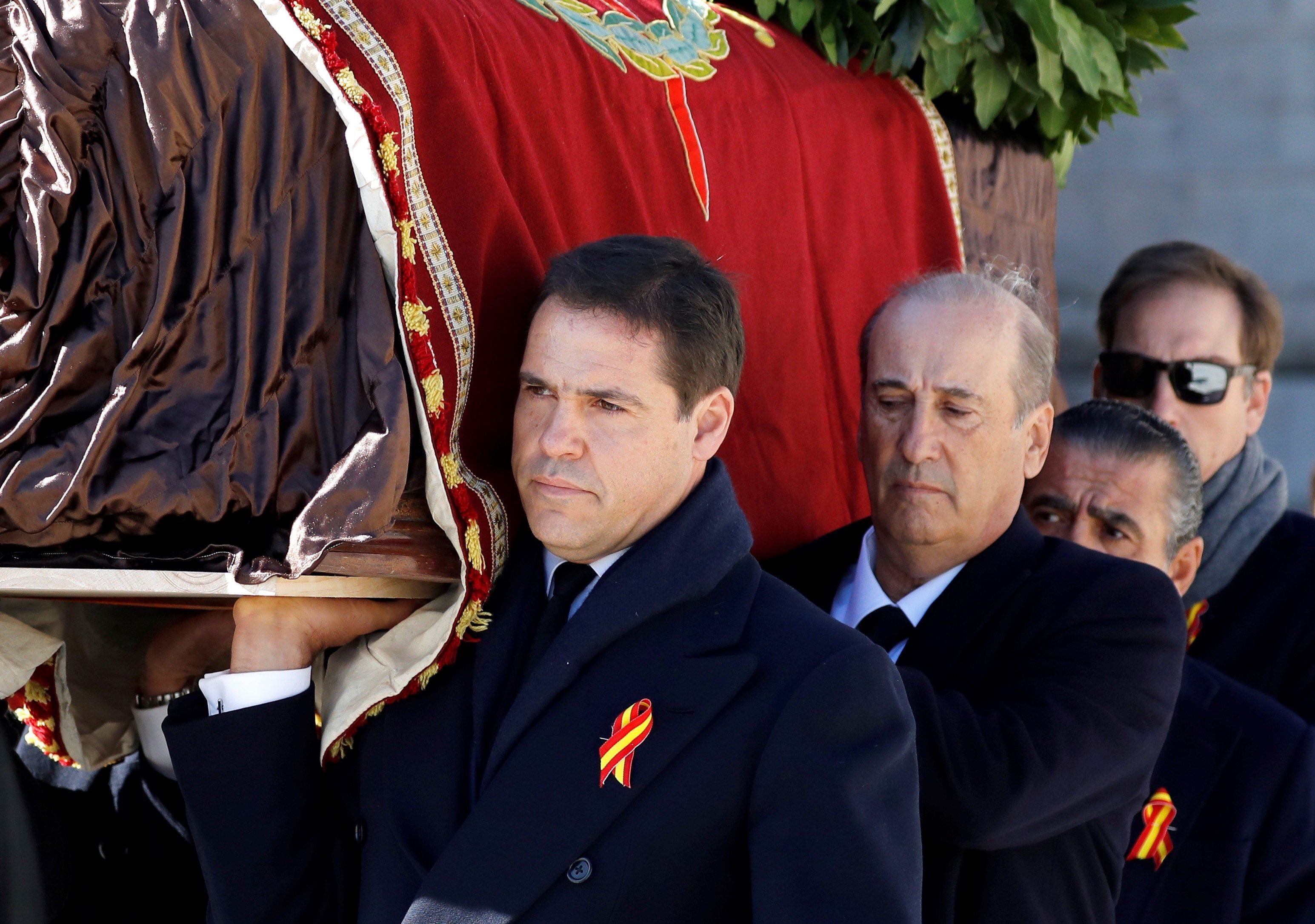 Luis Alfonso de Borbón en la exhumación de Franco / EP