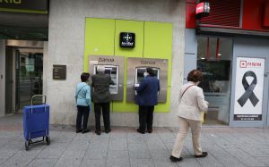 Cajero Bankia con ancianos / Europa Press