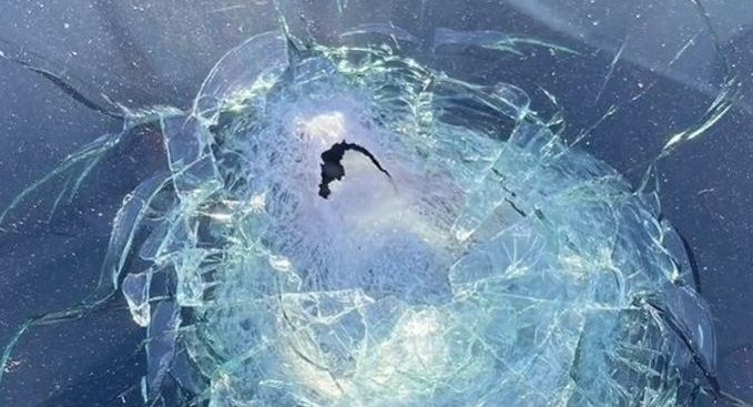 Pareja Esquiva Bala Parabrisas Estados Unidos