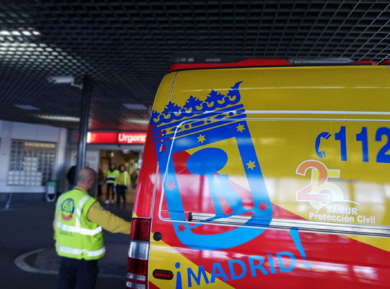 Ambulancia del SAMUR assiste a un herido en Madrid / SAMUR