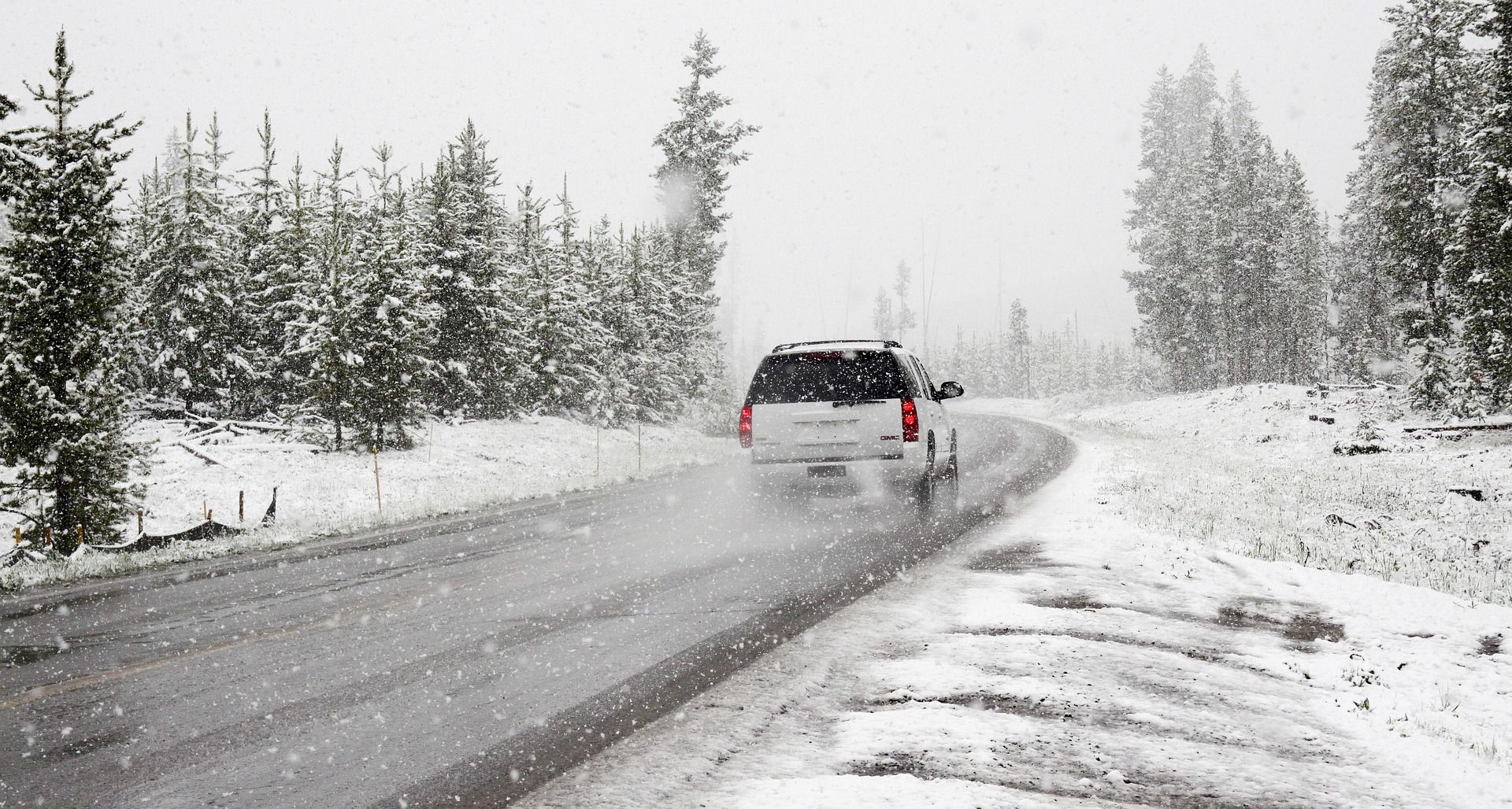 cotxe carretera nevada - pixabay