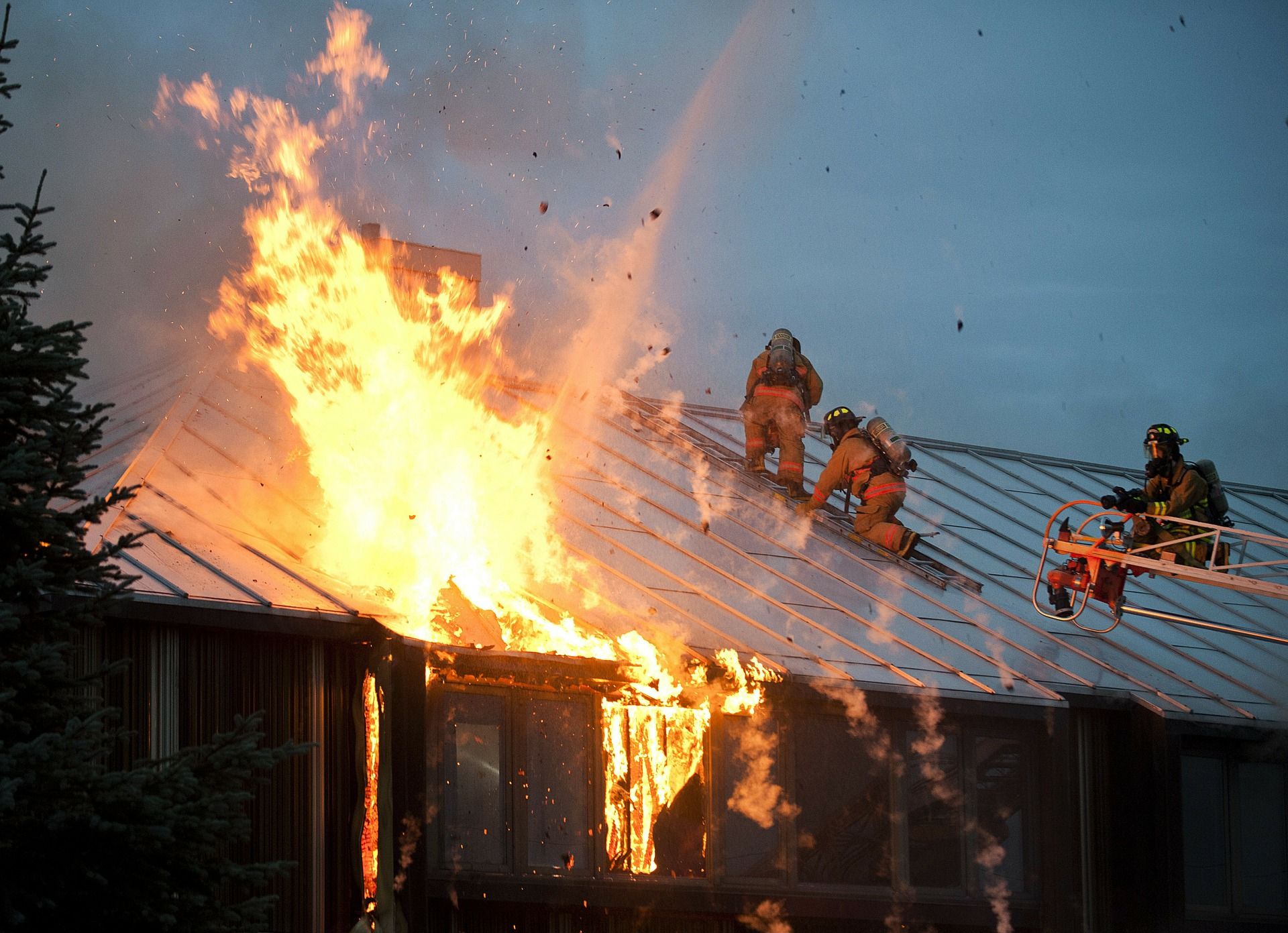 casa en flames incendi - pixabay