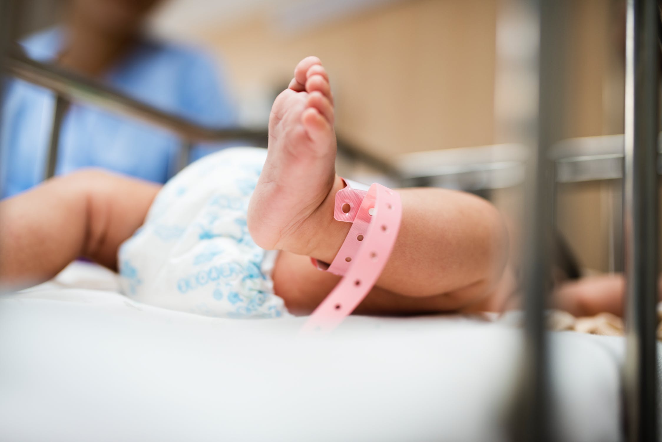 Bebé en un hospital / Pixabay