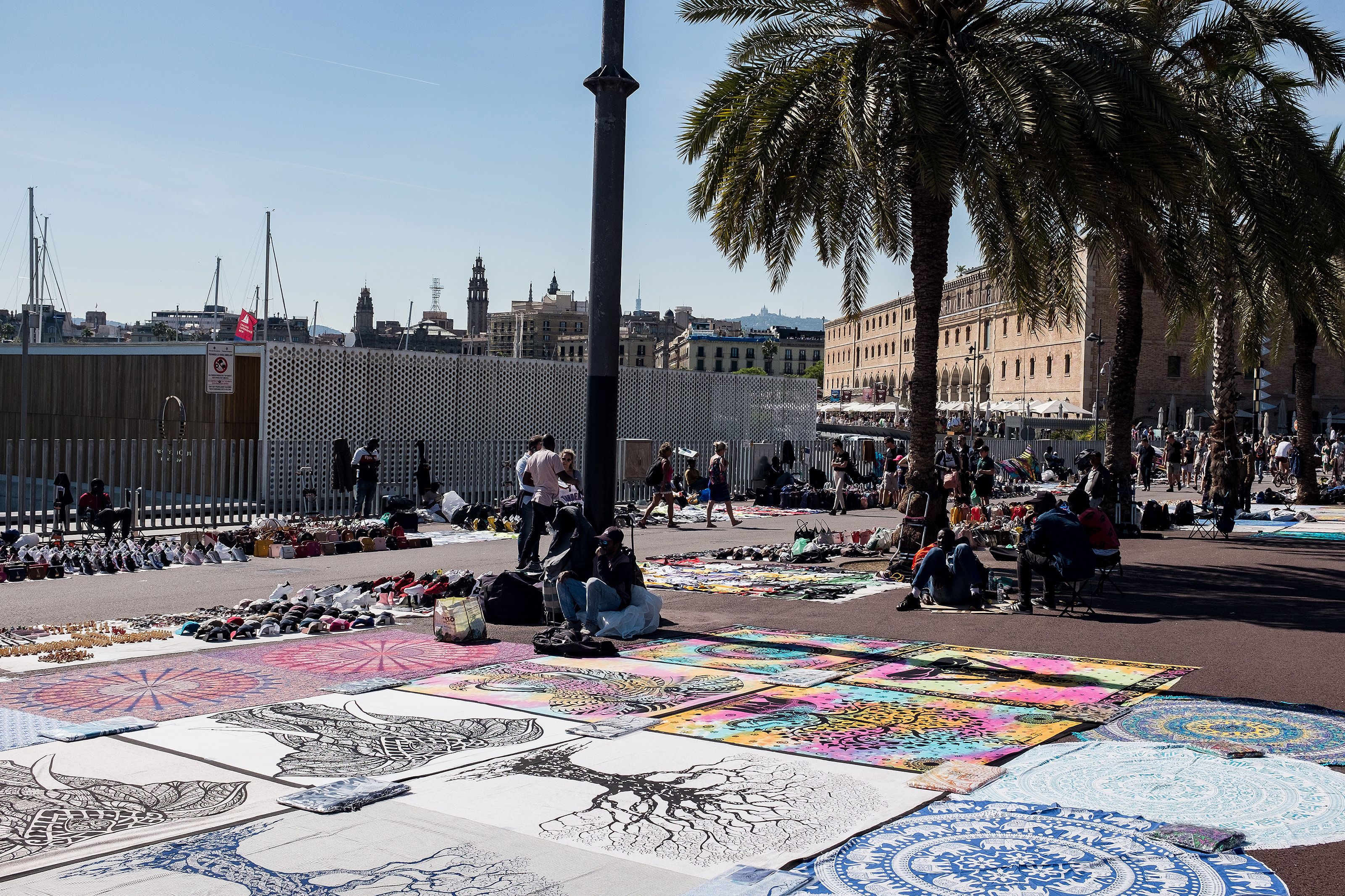 barcelona port olimpic top manta manters venedors ambulants roba sabates falsificacions - Carles Palacio