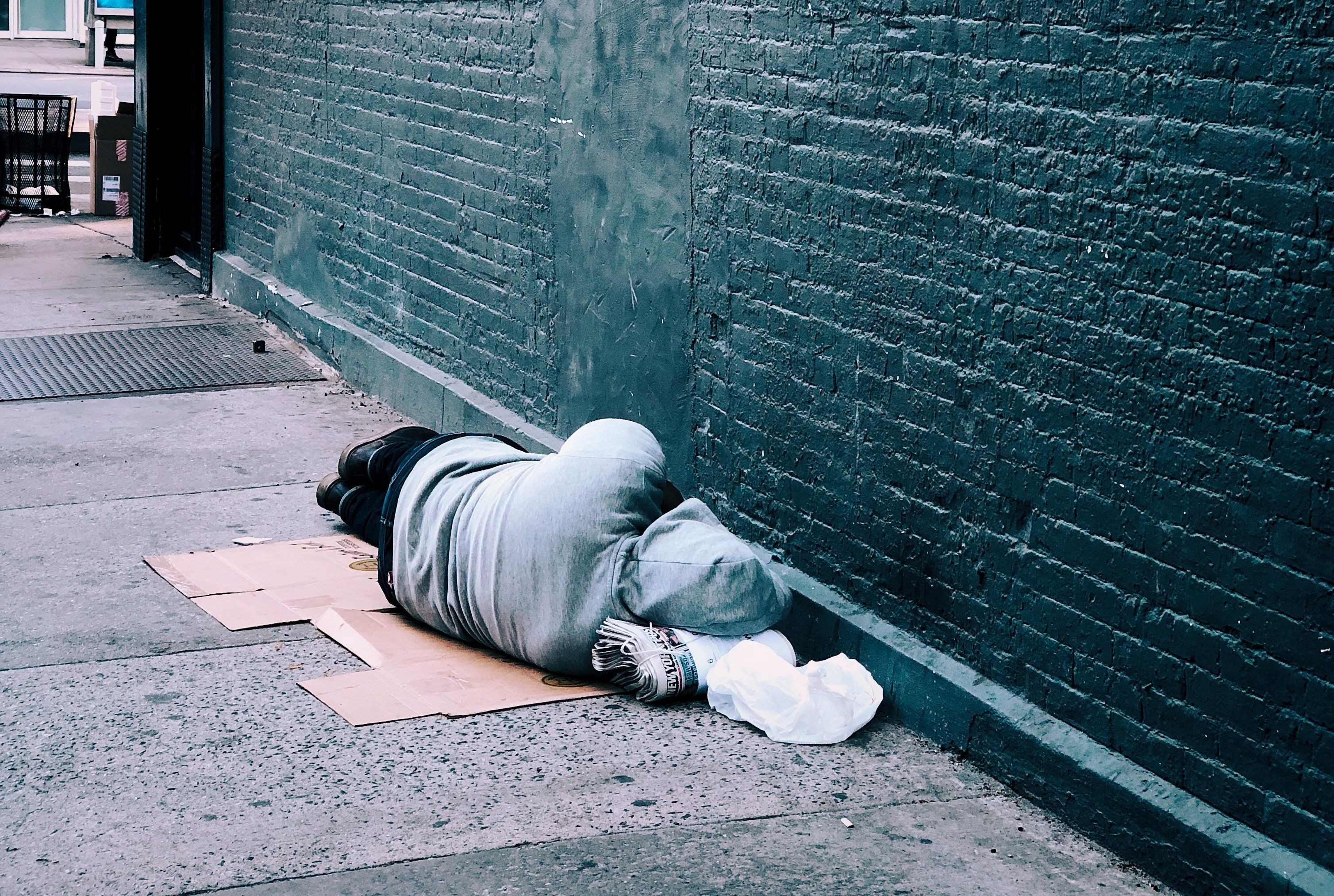 persona dormint al carrer - jon tyson unsplash