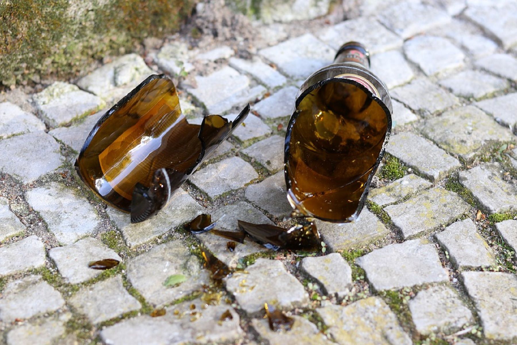 Hundió una botella rota en su abdomen / Pixabay