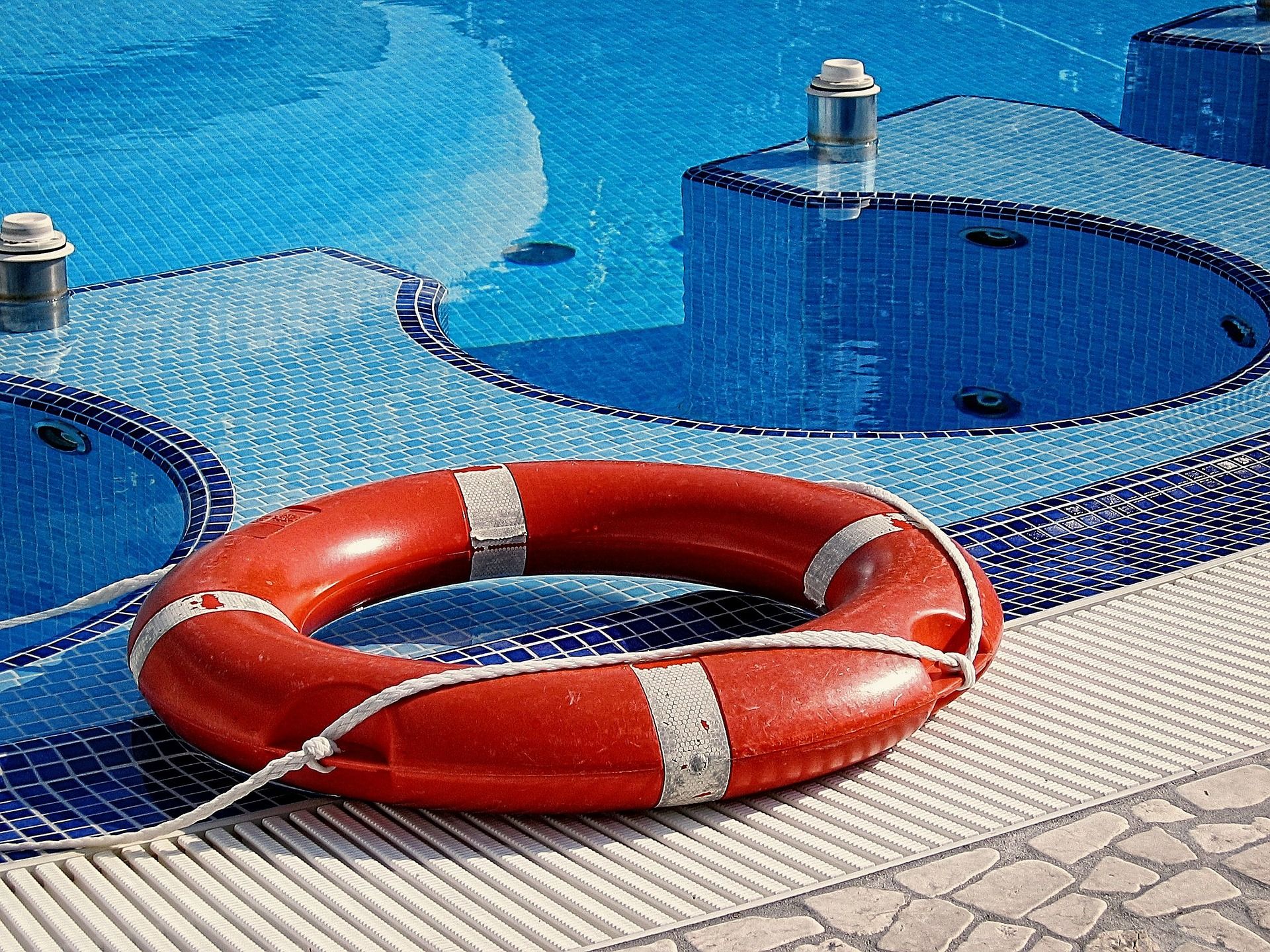 salvavides piscina pixabay