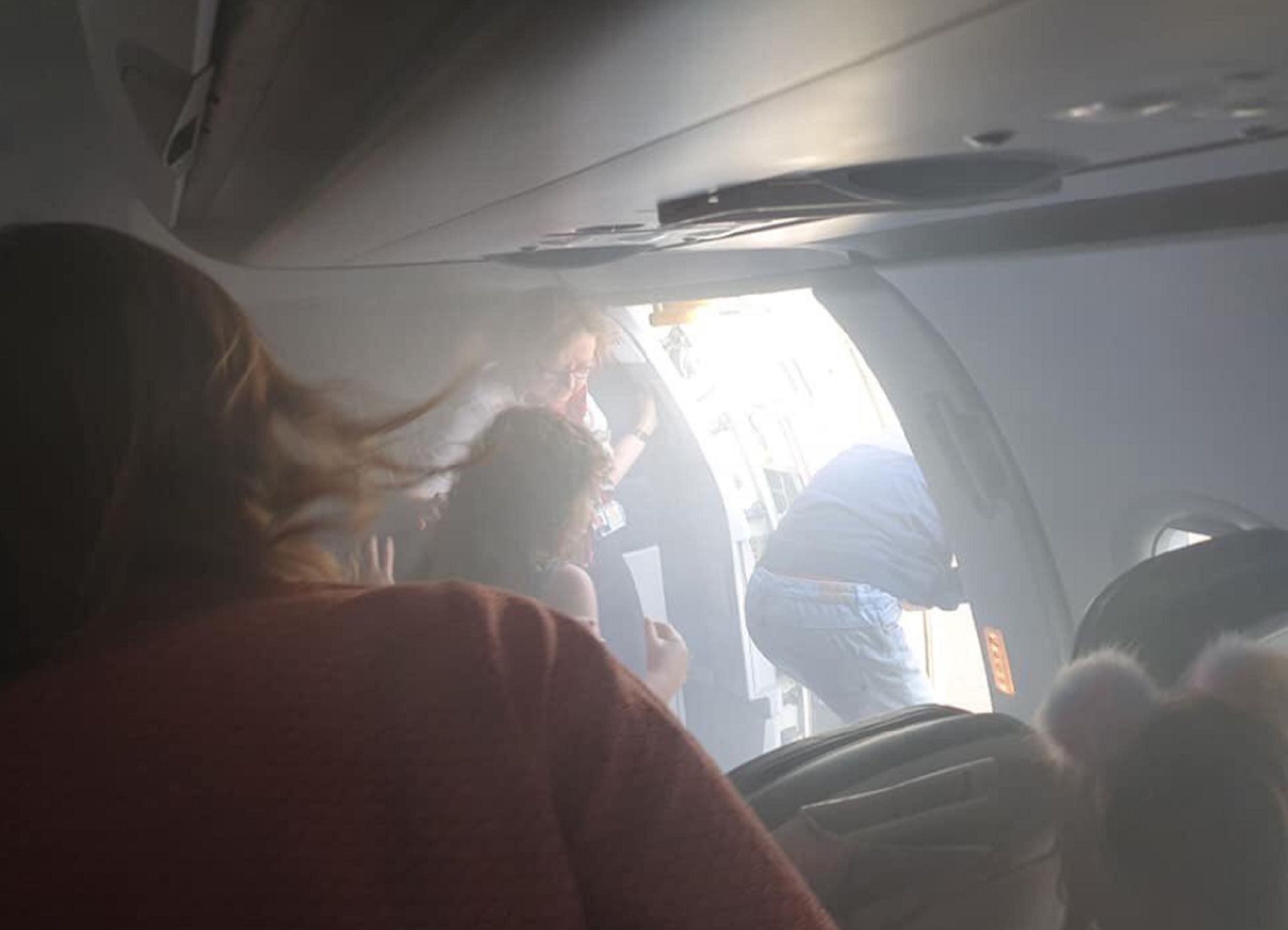 evacuan avion valencia humo