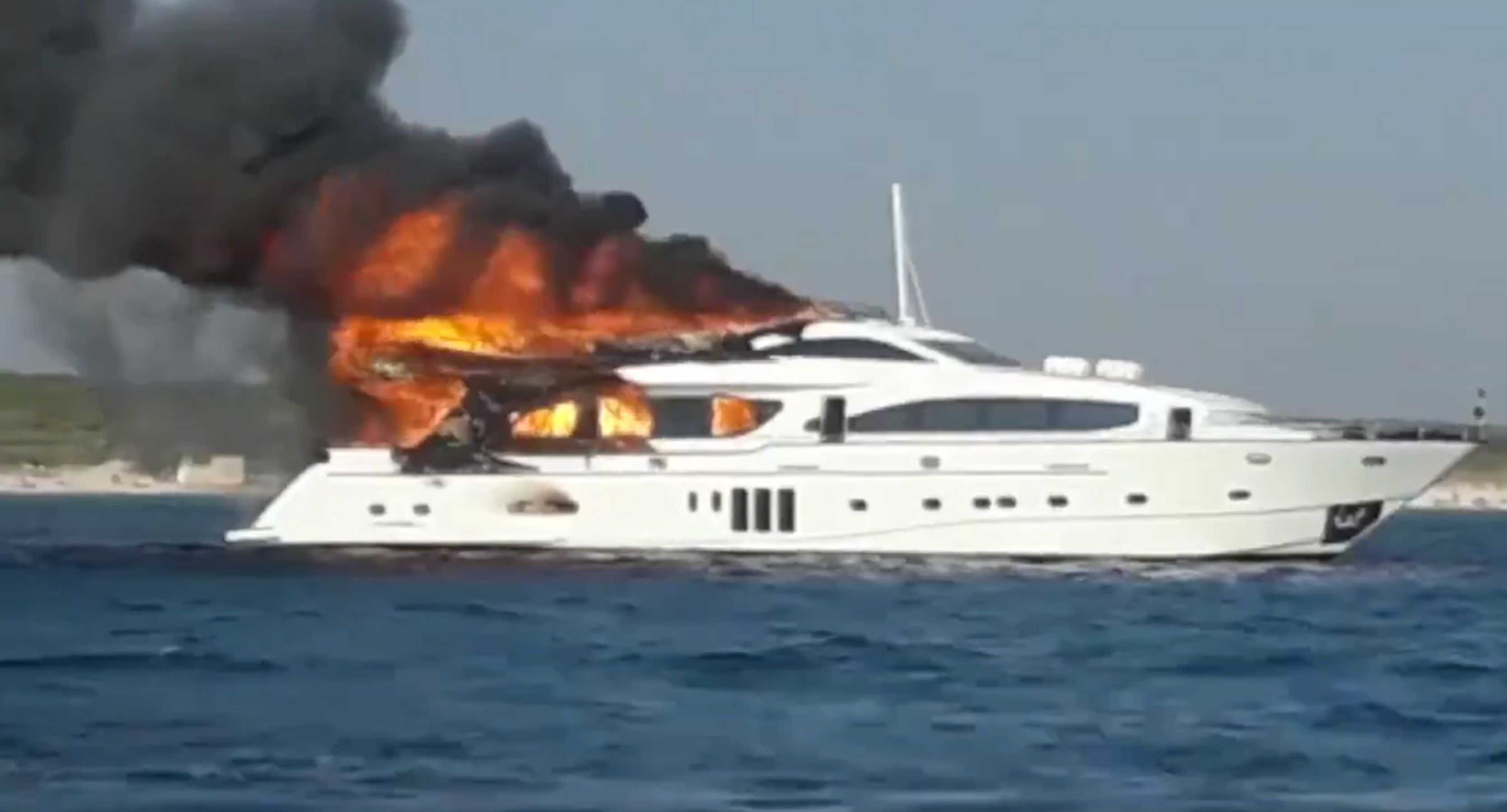 yate barco incendio mallorca