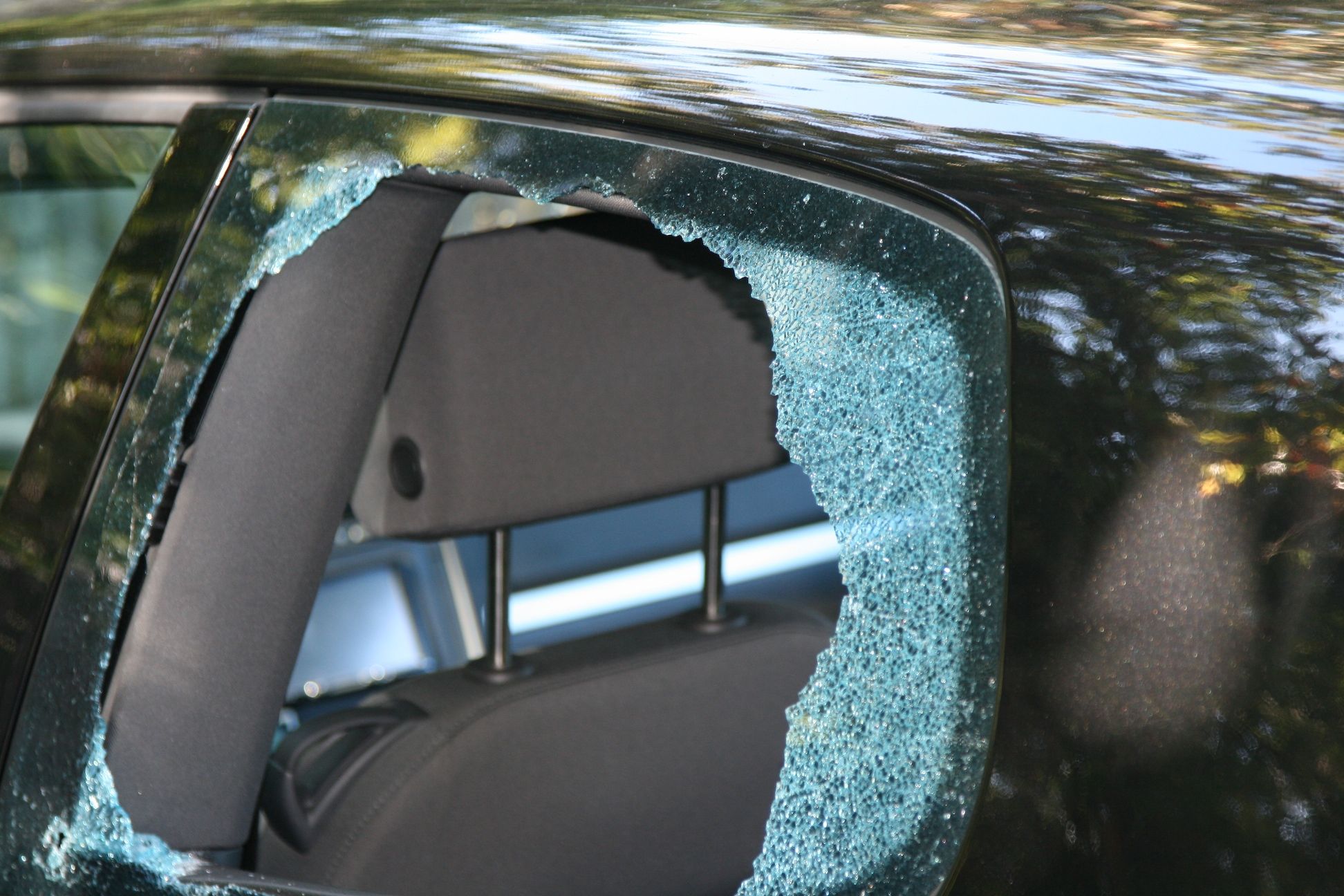 Разбиты окна машин. Разбитое окно машины. Разбить окно автомобиля. Разбили стекло в машине. Выбитое стекло в машине.