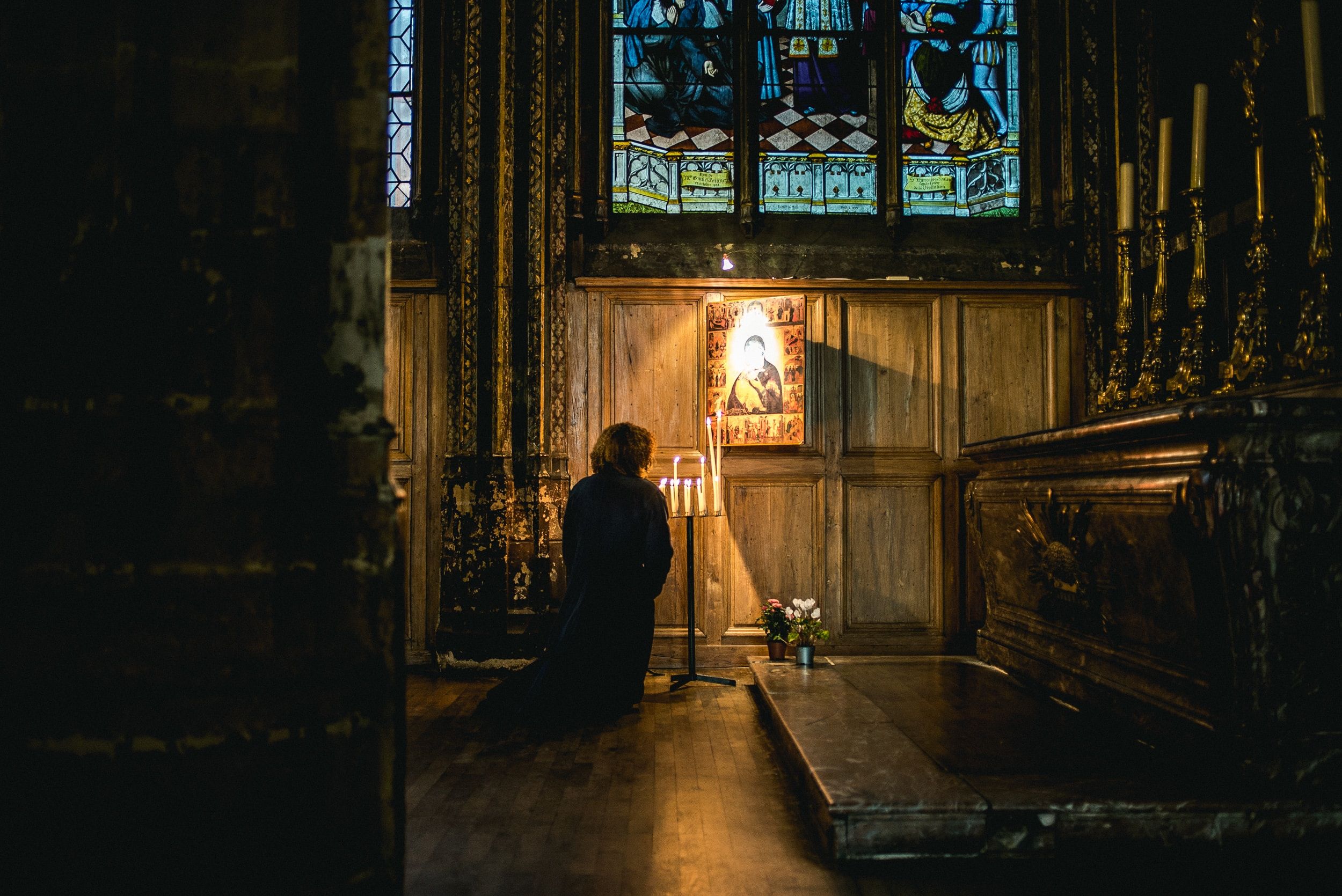 iglesia catedral mujer religioso rezar