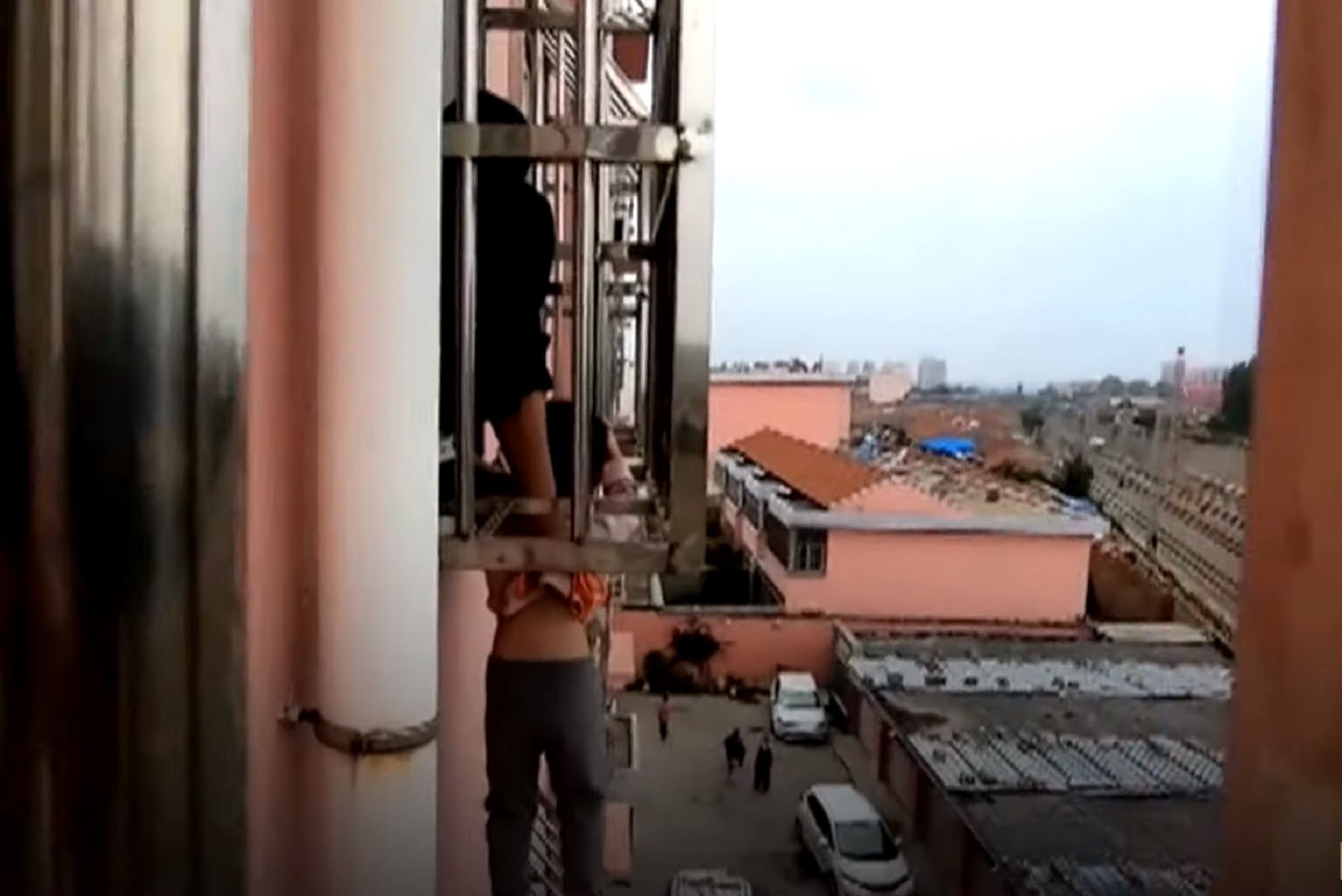 rescate niño colgado balcón china